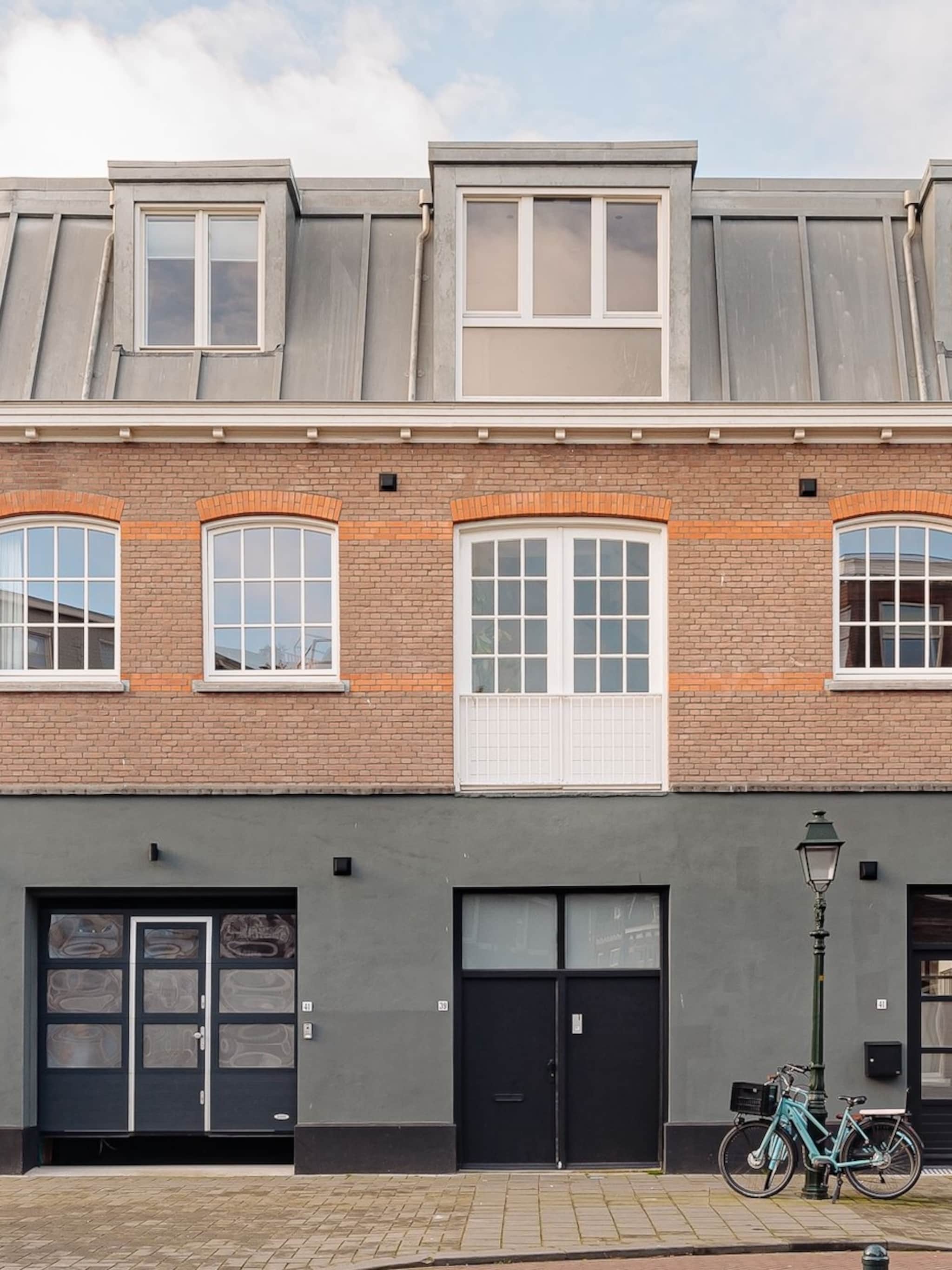 gespot bruin speelt de hoofdrol in dit verrassend grote appartement