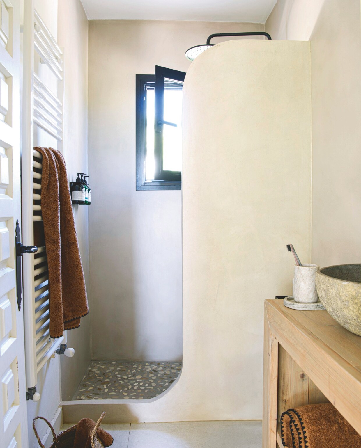 Douche op maat gemaakt met mortex. Vloer in douche, waskom, wastafelmeubel en rieten mand lokale winkel. Zeepbakje, tandenborstels en tandenborstelhouder House Doctor. Handdoeken Haomy. vtwonen 8-2025 | styling Inge van Lieshout | fotografie Louis Lemaire