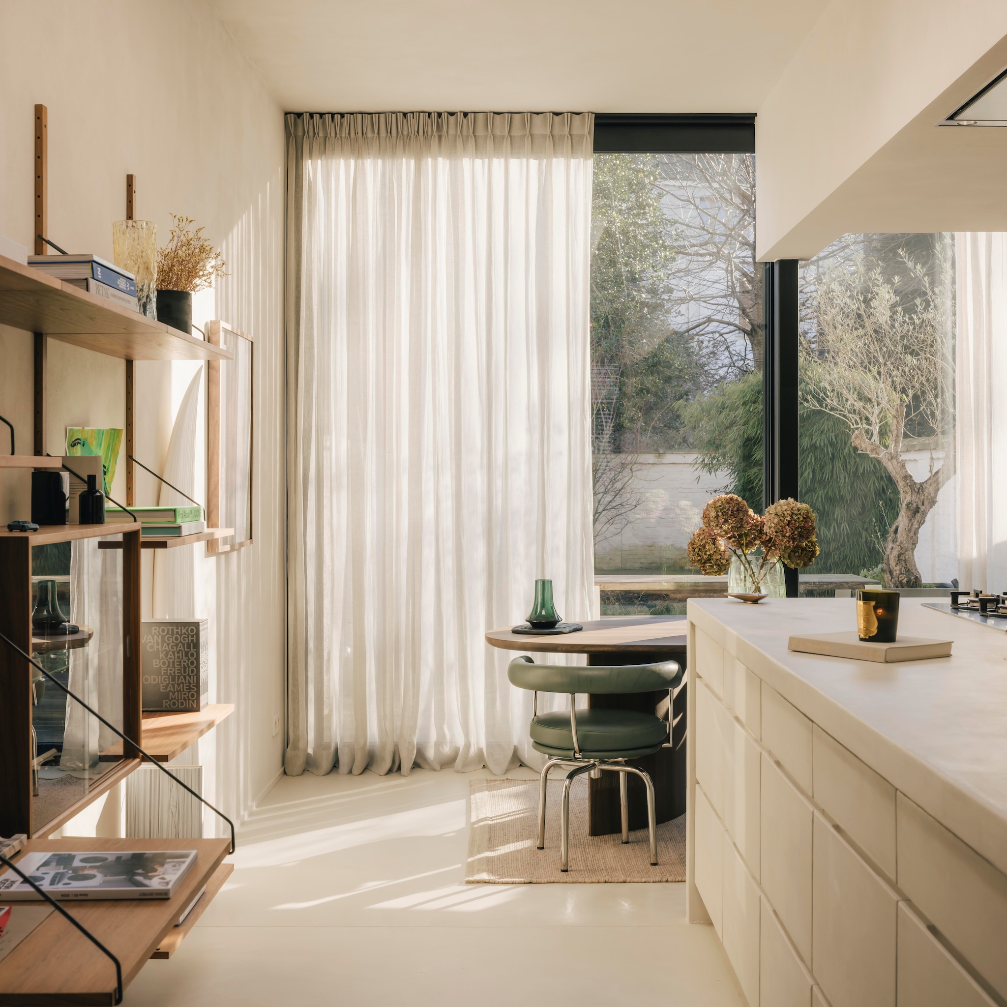 Eetkamerstoel LC7, Charlotte Perriand, in productie bij Cassina. Houten tafel Dew van Sabine Marcelis voor Arco. Kleed van Studiopepe. Stijlvol wonen 9-2025 | Katoo Peeters