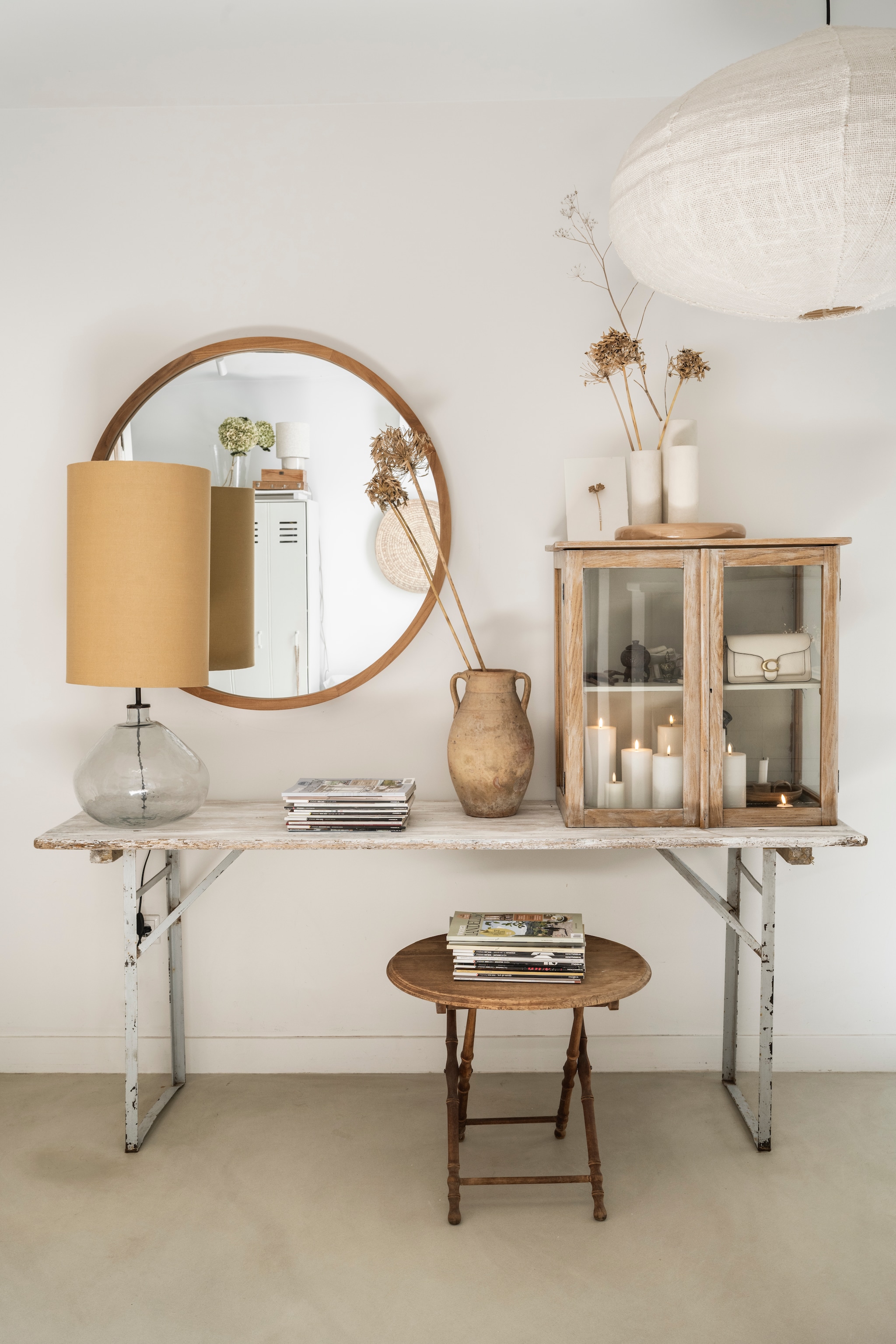 Schragentafel Bijzonder Oud Brocante & Meer. Tafellamp Zara Home. Spiegel The Secret of Ogimi. Brocante vitrinekastje Gezellige Meuk. LedkaarsenUyuni Lighting. Witte vaasjes Leeff. Hanglamp Loft the store. Kruik en klaptafel waren van Jolies ouders. vtwonen Landelijk 10-2025 | styling Marianne Luning | fotografie Stan Koolen