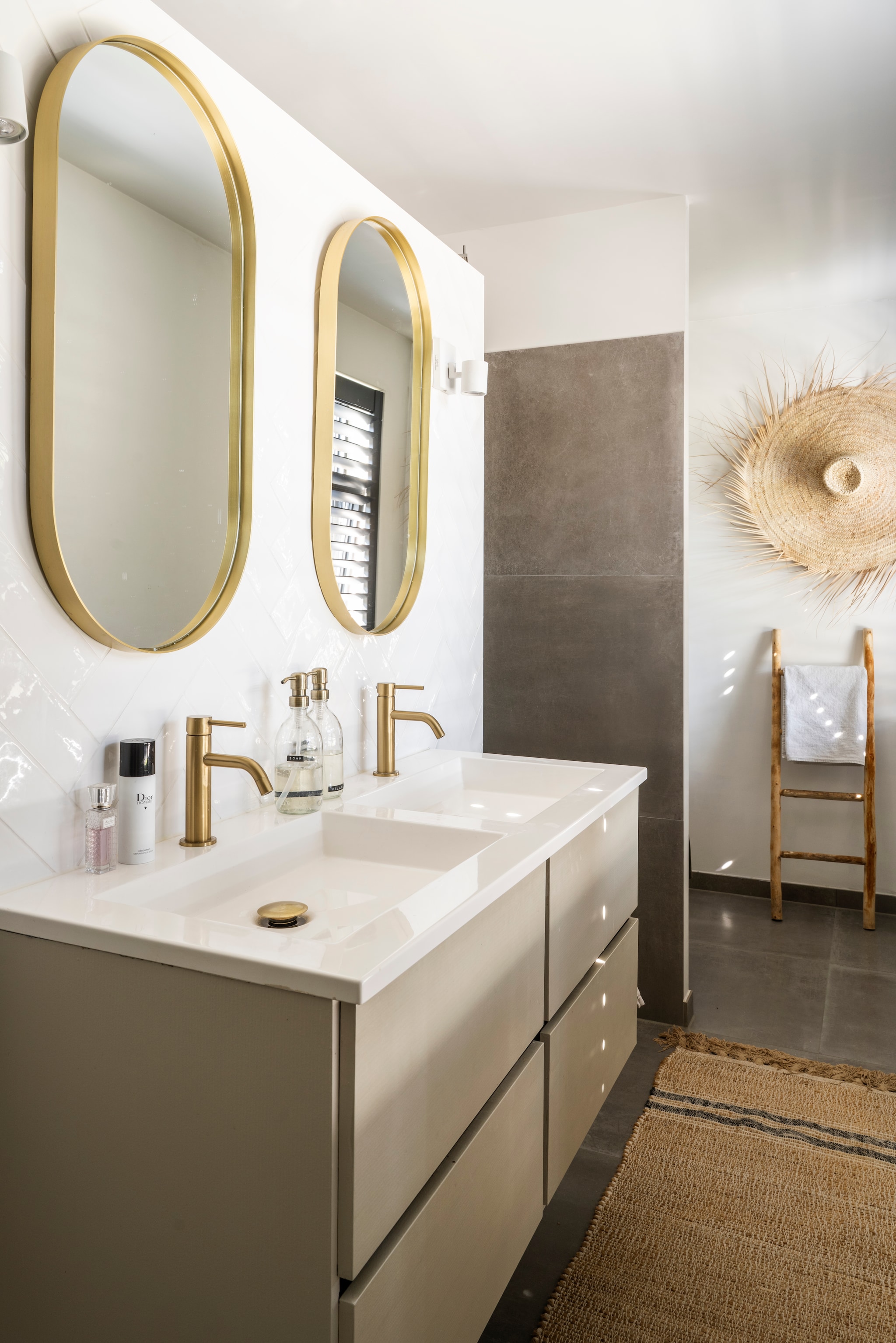 Spot en trap Karwei. Hoed Missnomad. Vloerkleed House Doctor. Kranen en spiegels Sanitairwinkel. Zeep Wellmark. vtwonen Landelijk 10-2025 | styling Marianne Luning | fotografie Stan Koolen