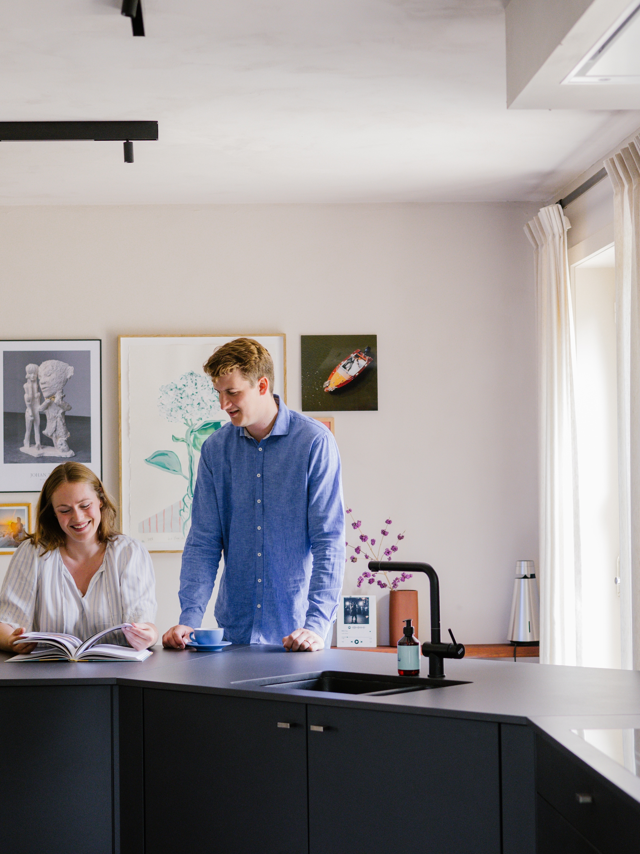 binnenkijken in een op maat gemaakte moderne keuken