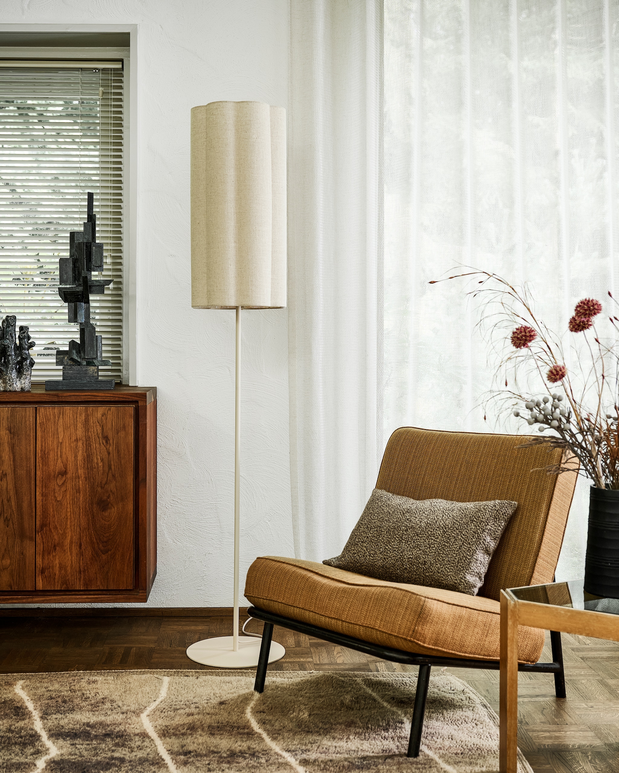 Shop op shop.vtwonen.nl: vtwonen vloerlamp Fringe, naturel, 30x165 cm (Øxh) € 169,-. Overig onbekend. vtwonen catalogus 24/25 | styling kim van rossenberg | fotografie sjoerd eickmans