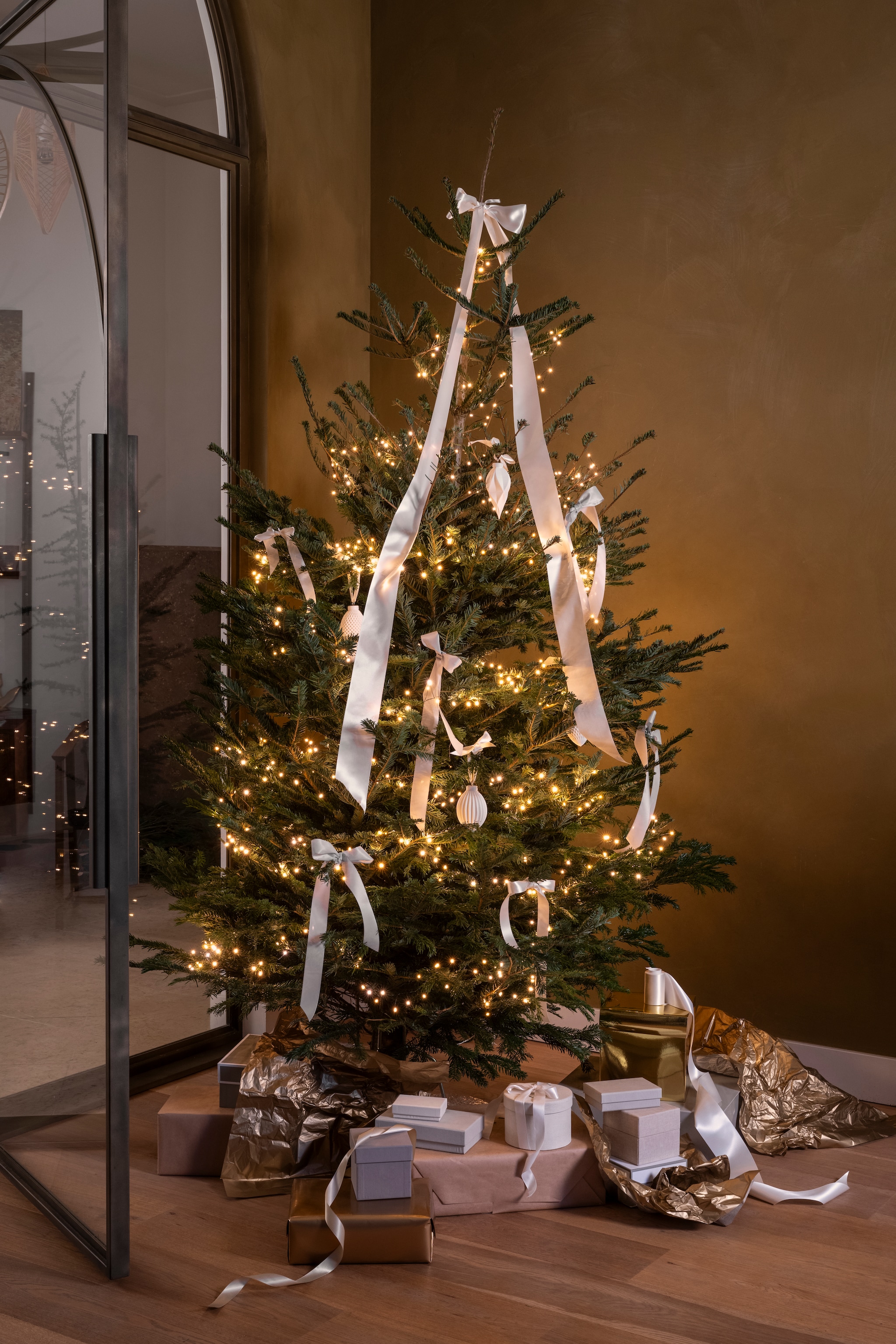 vtwonen kerstornament 3D stripes, porselein, wit, set van 4 € 29,-, vtwonen kerstornament 3D waffle, porselein, wit, set van4 € 35,- en vtwonen kerstornament 3D diamond, porselein, wit, set van 4 € 29,-. Overig privébezit. vtwonen 11-2025 | styling Sanne Ketelaar | fotografie Stan Koolen