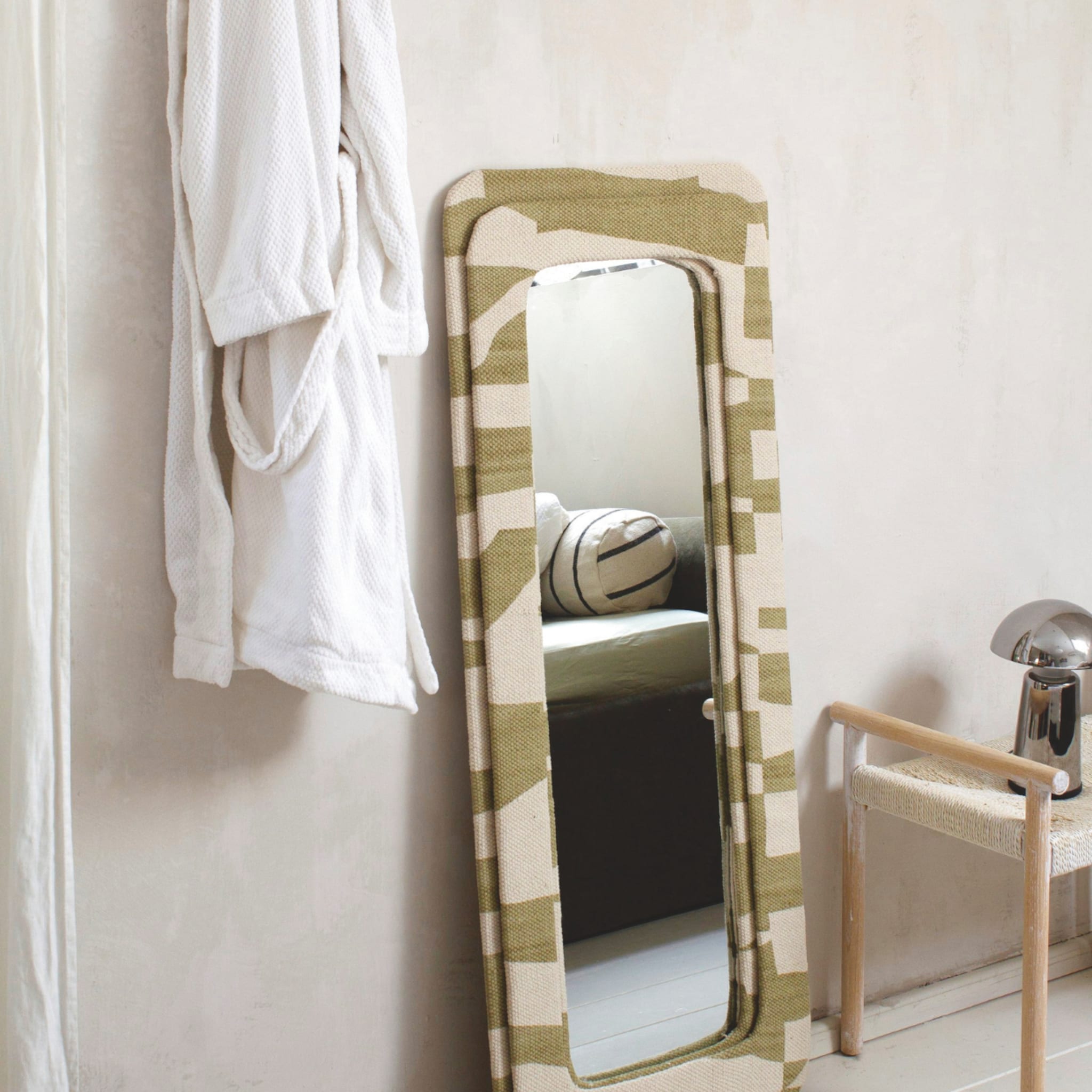 chic gestoffeerd met deze diy geef je een staande spiegel een luxe randje