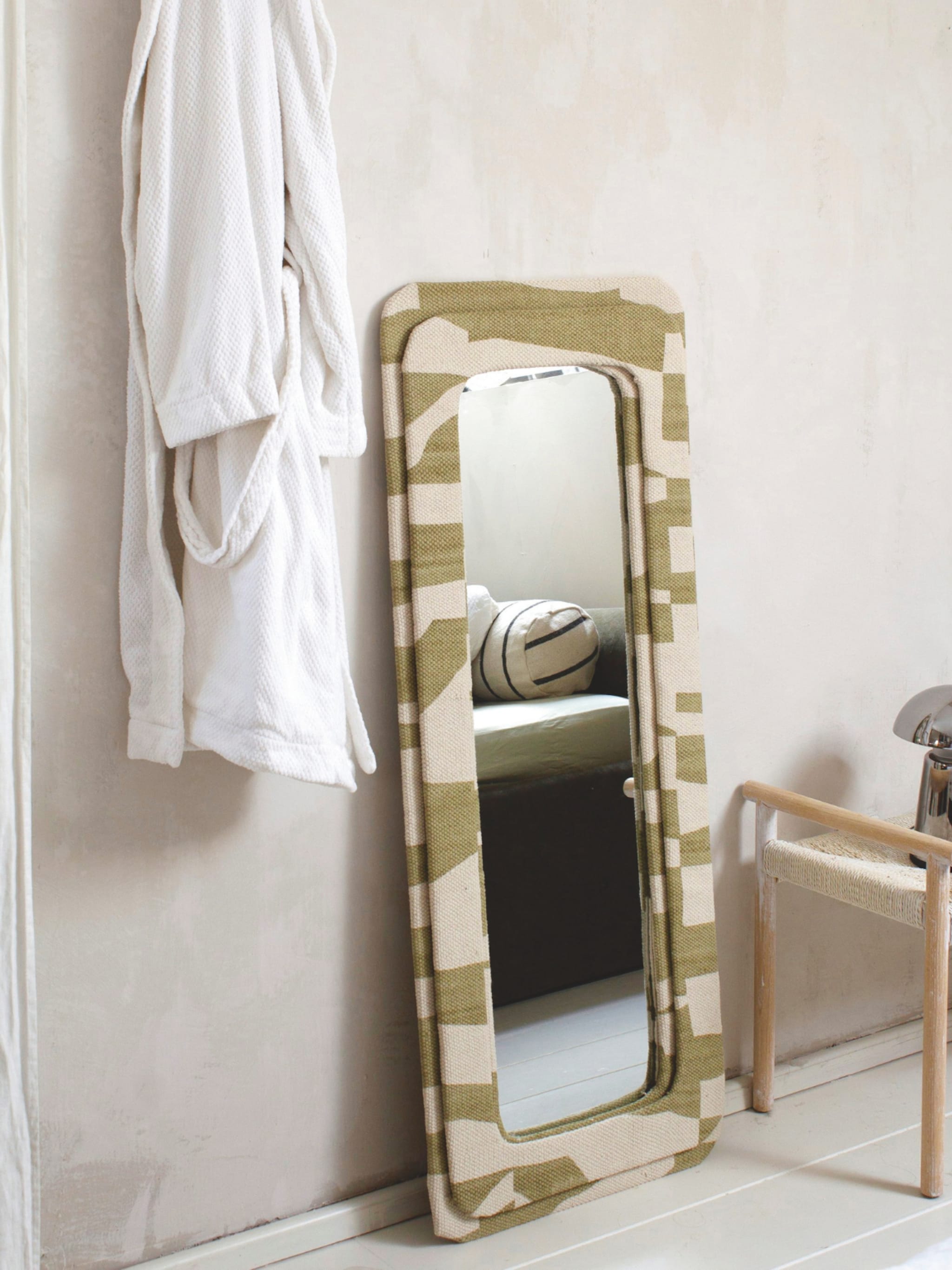 chic gestoffeerd met deze diy geef je een staande spiegel een luxe randje