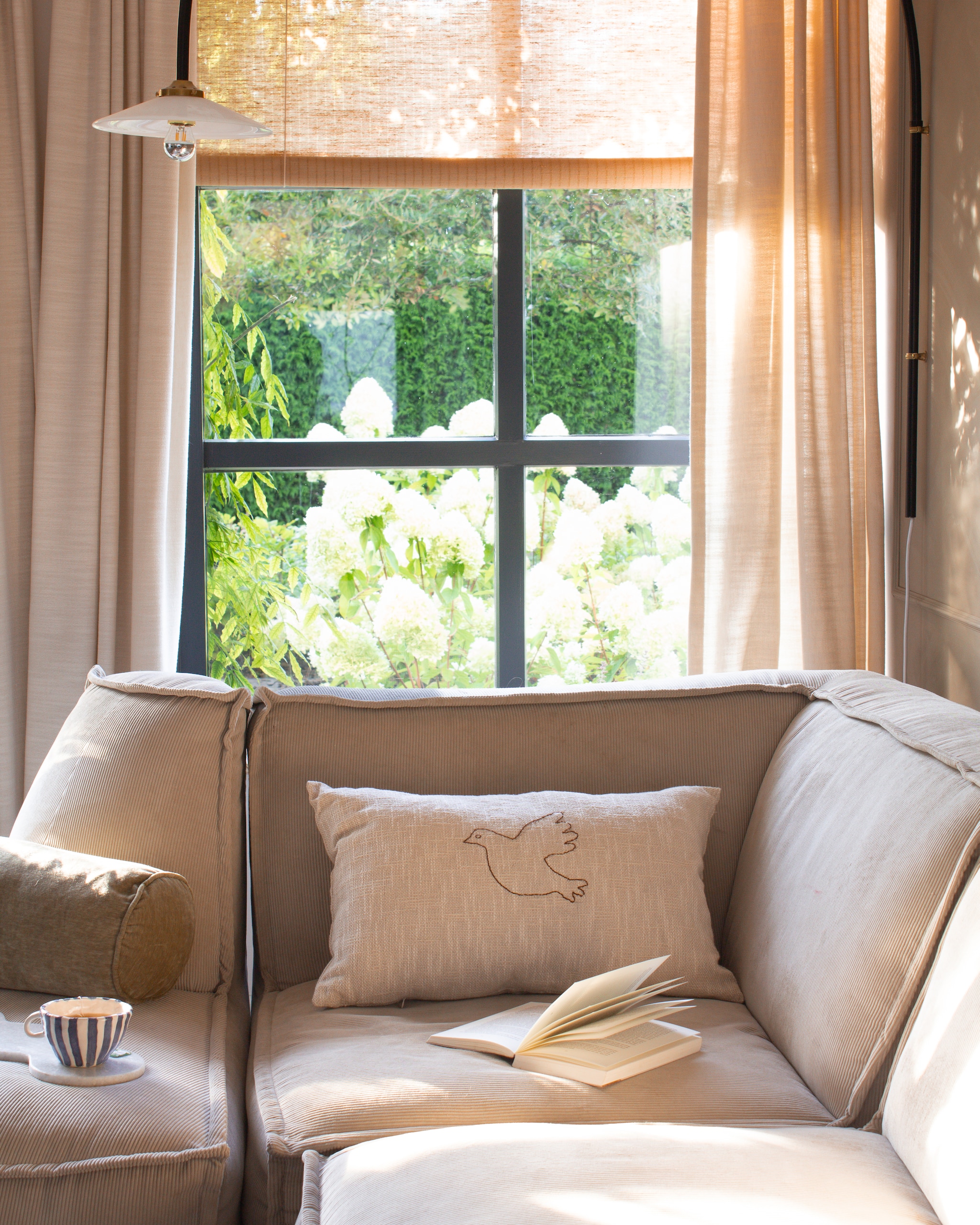 Marmeren plank Humdakin. Mok Isa Ceramics. Bank Jim Rib beige van Goossens. vtwonen 10-2025 | styling & fotografie Valerie Paas