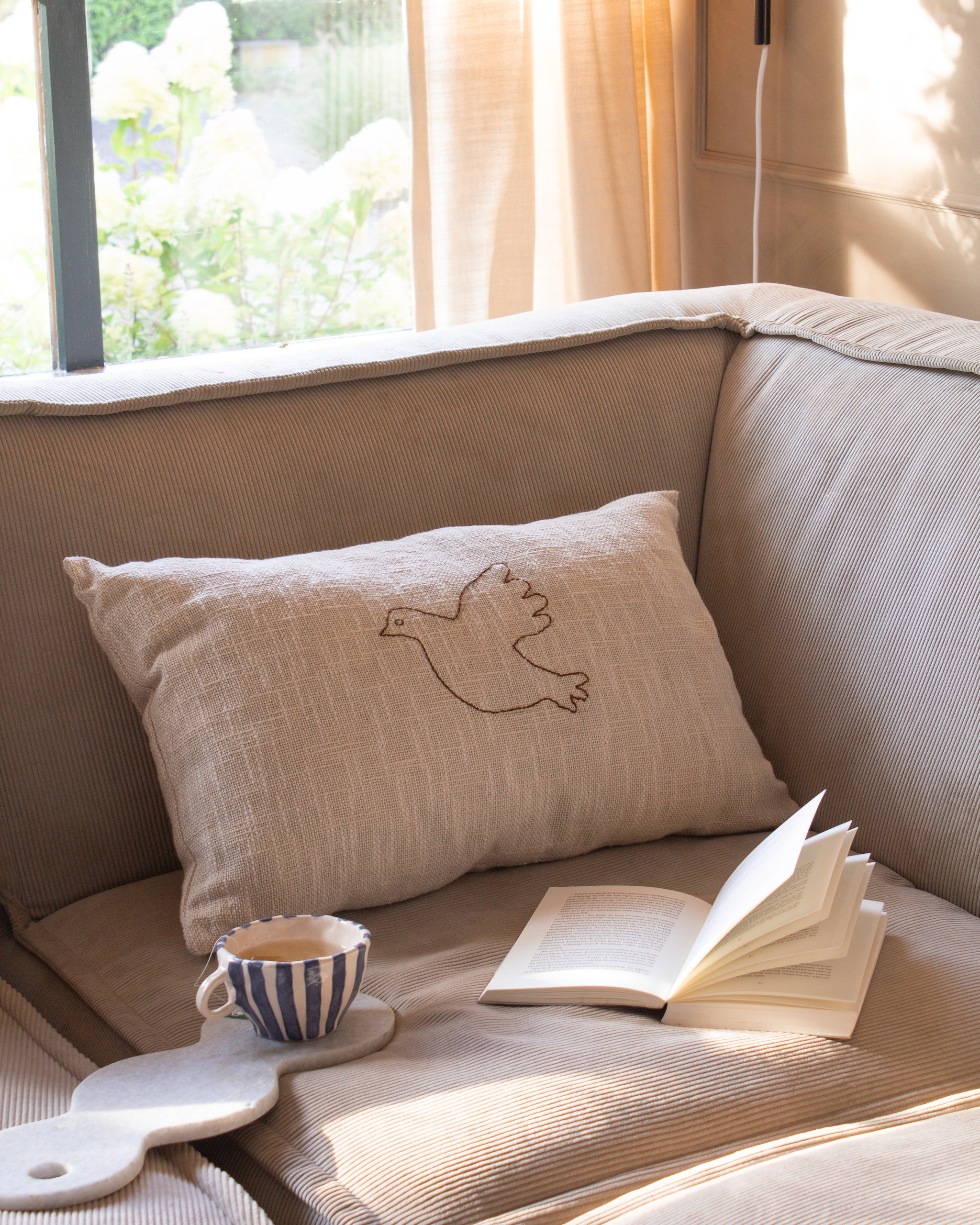 Marmeren plank Humdakin. Mok Isa Ceramics. Bank Jim Rib beige van Goossens. vtwonen 10-2025 | styling & fotografie Valerie Paas