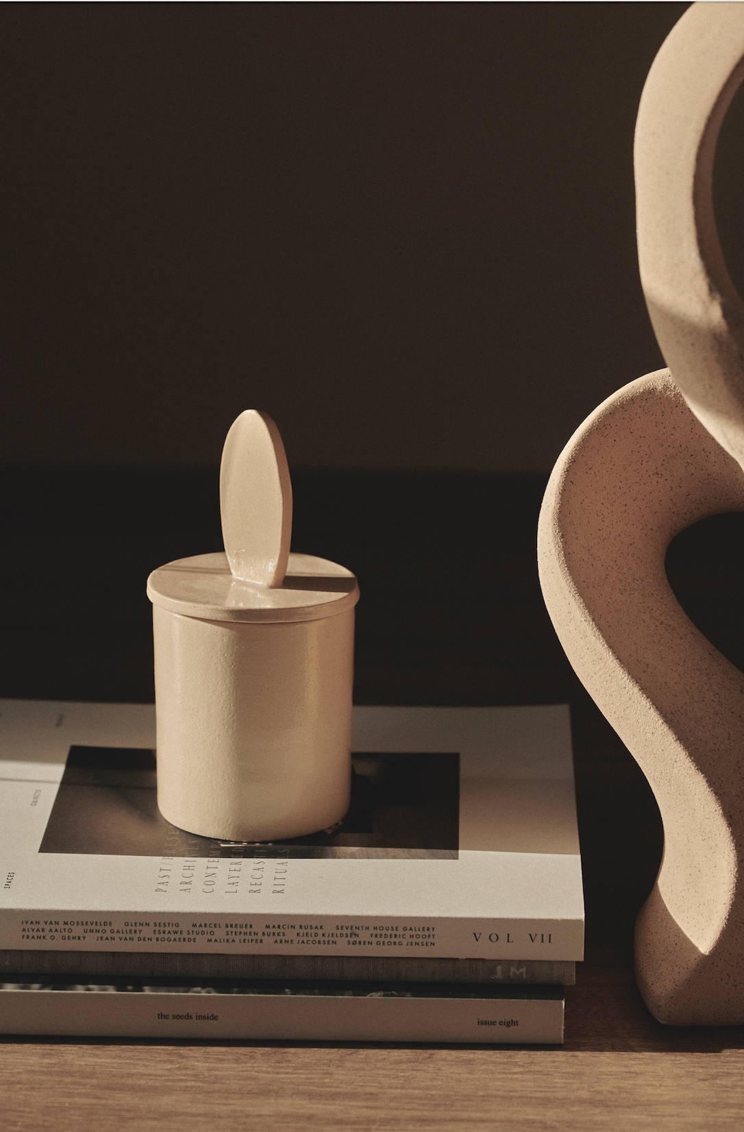 2222Studio Sculptural Scented Candle No. 25, 8x9 cm (Øxh zonder deksel)  € 95,- (2222studio.com). stijlvol wonen 9-2025