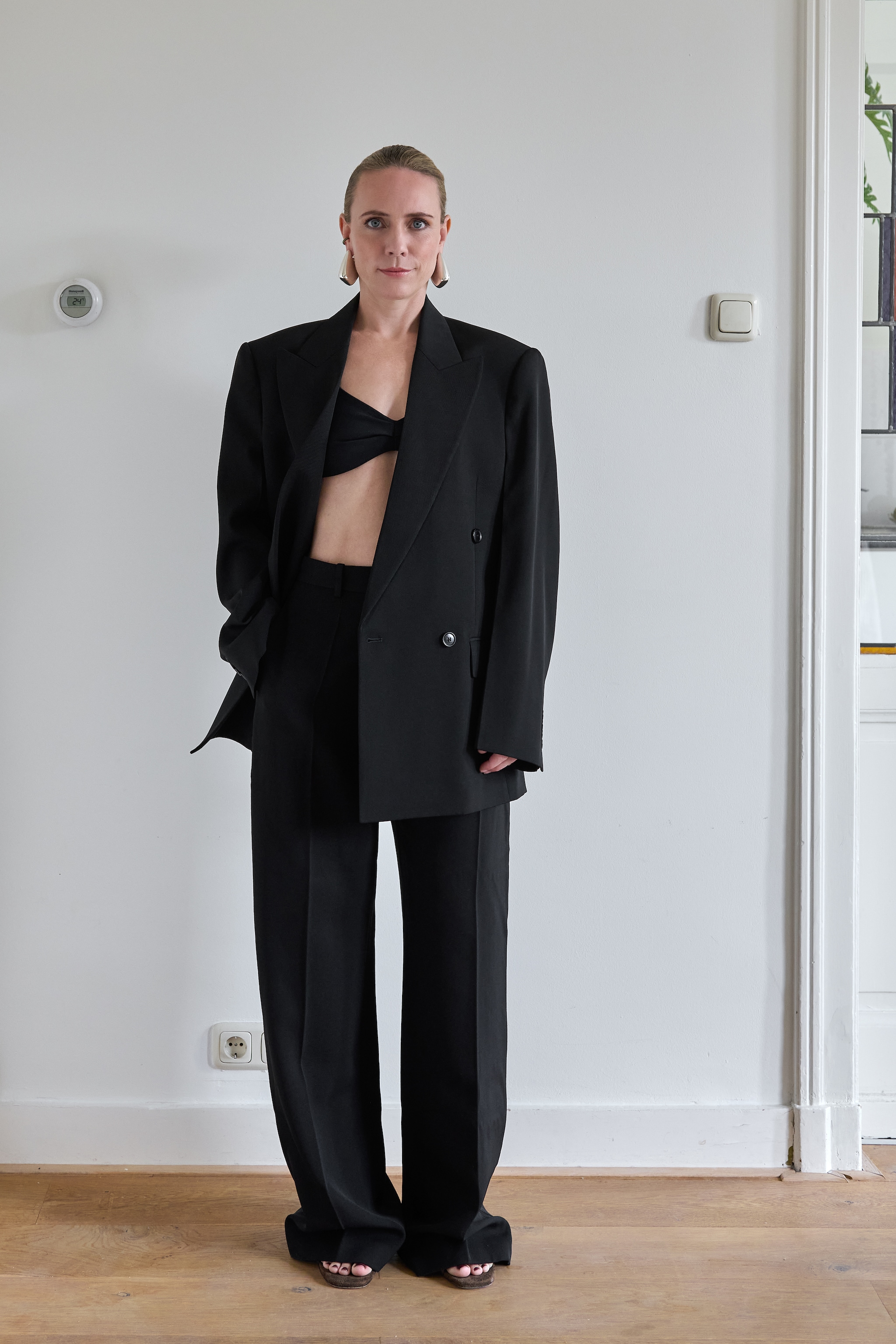 Phoebe Philo Milanese vest en broek, zwarte wol, € 3000,- en € 1050,- (phoebephilo.com). Stijlvol Wonen 9-2025 | styling Marianne Luning | fotografie Kasia Gatkowska | tekst Anneleen Peeters | modestyling Tamara Botter | visagie Victoria Osborn