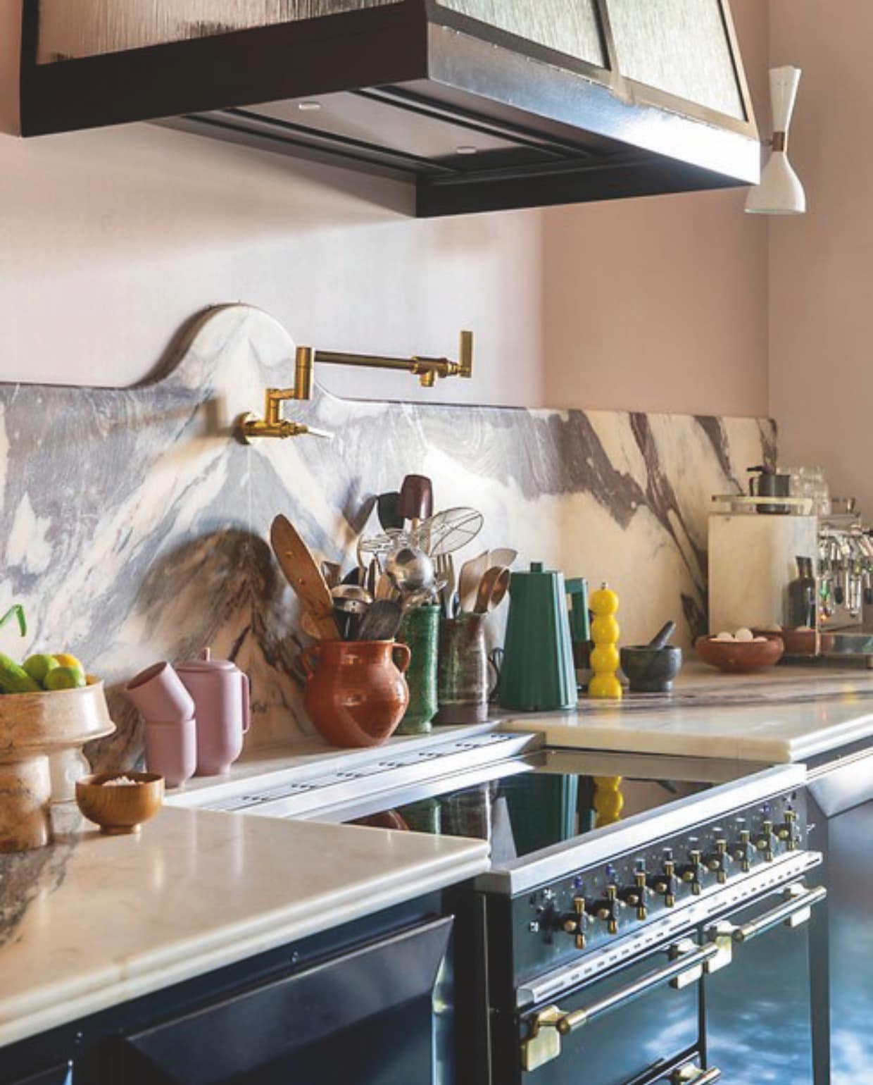 Kleur plafond en muren Fine Plum van Flexa Pure, vloer Designtegels, keuken en afzuigkap Martens & Dochters, fornuis Falcon, marmer Jan Reek natuursteen. Wandlampen Etsy, tafellamp met gele kap Foscarini. Keukeneiland ontworpen door Form Makers, uitgevoerd door 180 Graden Zuid, barkrukken HKliving, schaal Zara Home, vaas Audo. vtwonen 09-2025 | styling & fotografie Theo-Bert Pot en Jelle Van de Schoor