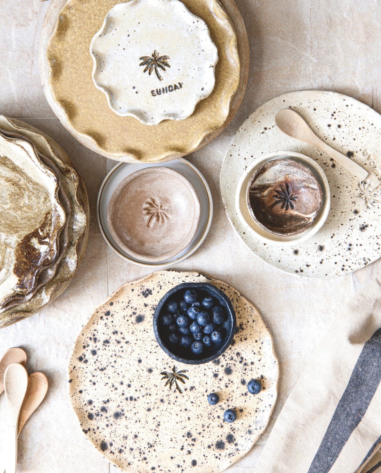 Met de hand gemaakt en gepersonaliseerd keramiek van Caroline Wolberts @carolinelovesceramics. vtwonen 8-2025 | productie Inside Homepage | styling Inge van Lieshout | fotografie Louis Lemaire