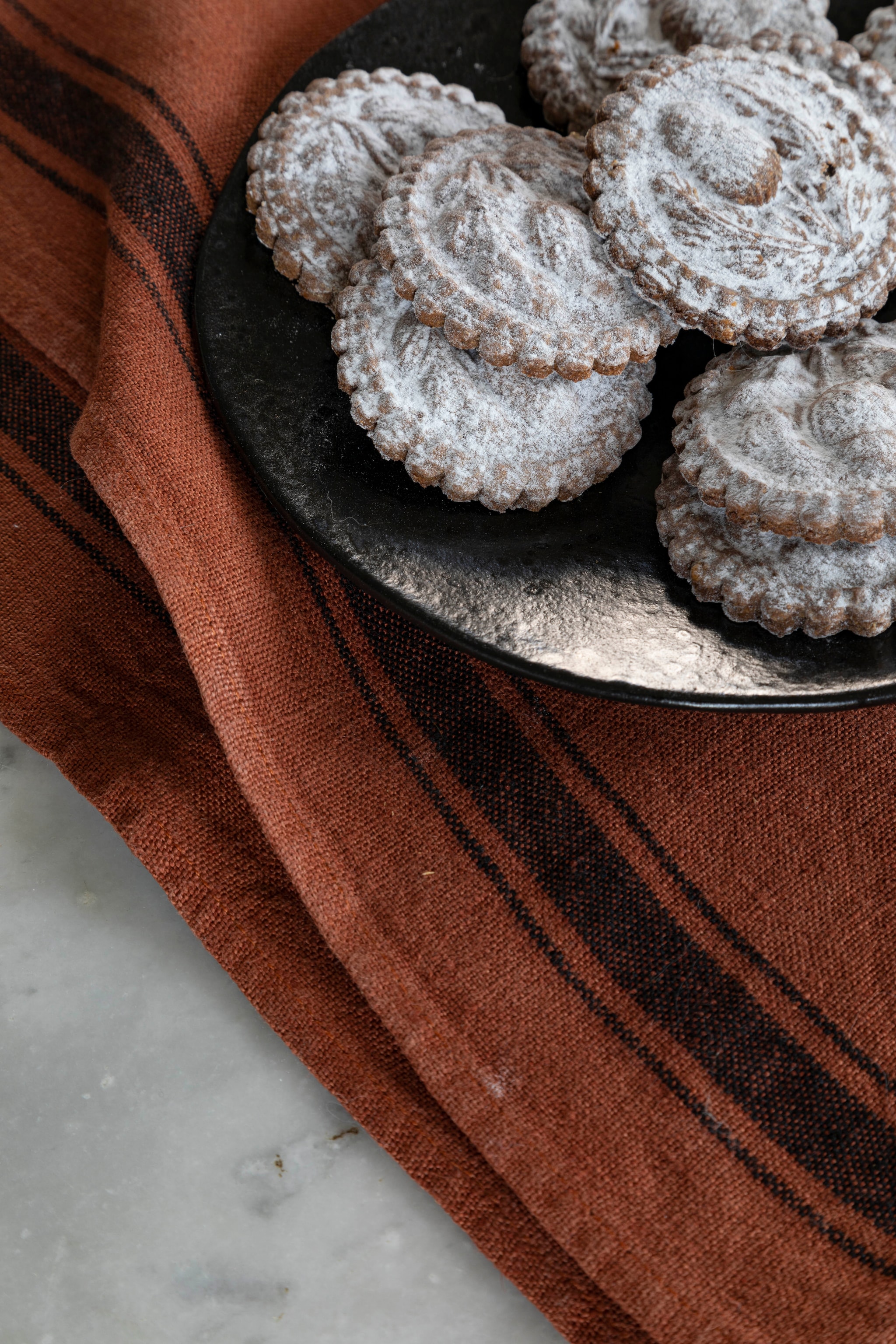 De tafel met marmeren blad nam Chloé over van de vorige bewoners. De uitsteekvormen komen uit San Francisco, Chloé kocht ze onder andere bij Williams Sonoma. vtwonen Landelijk 11-2025 | styling Wilma Custers | fotografie Fabienne Delafraye