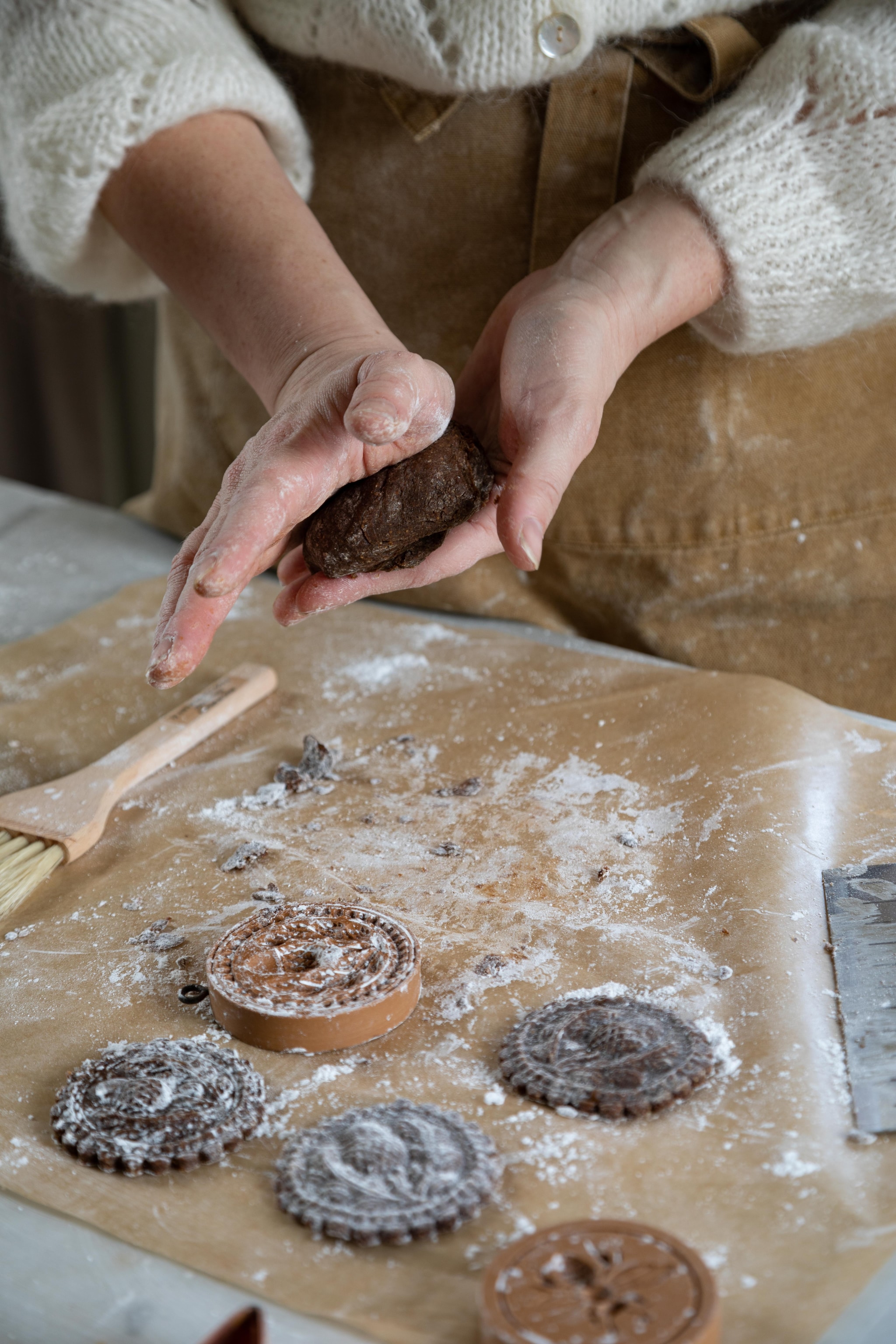 De tafel met marmeren blad nam Chloé over van de vorige bewoners. De uitsteekvormen komen uit San Francisco, Chloé kocht ze onder andere bij Williams Sonoma. vtwonen Landelijk 11-2025 | styling Wilma Custers | fotografie Fabienne Delafraye