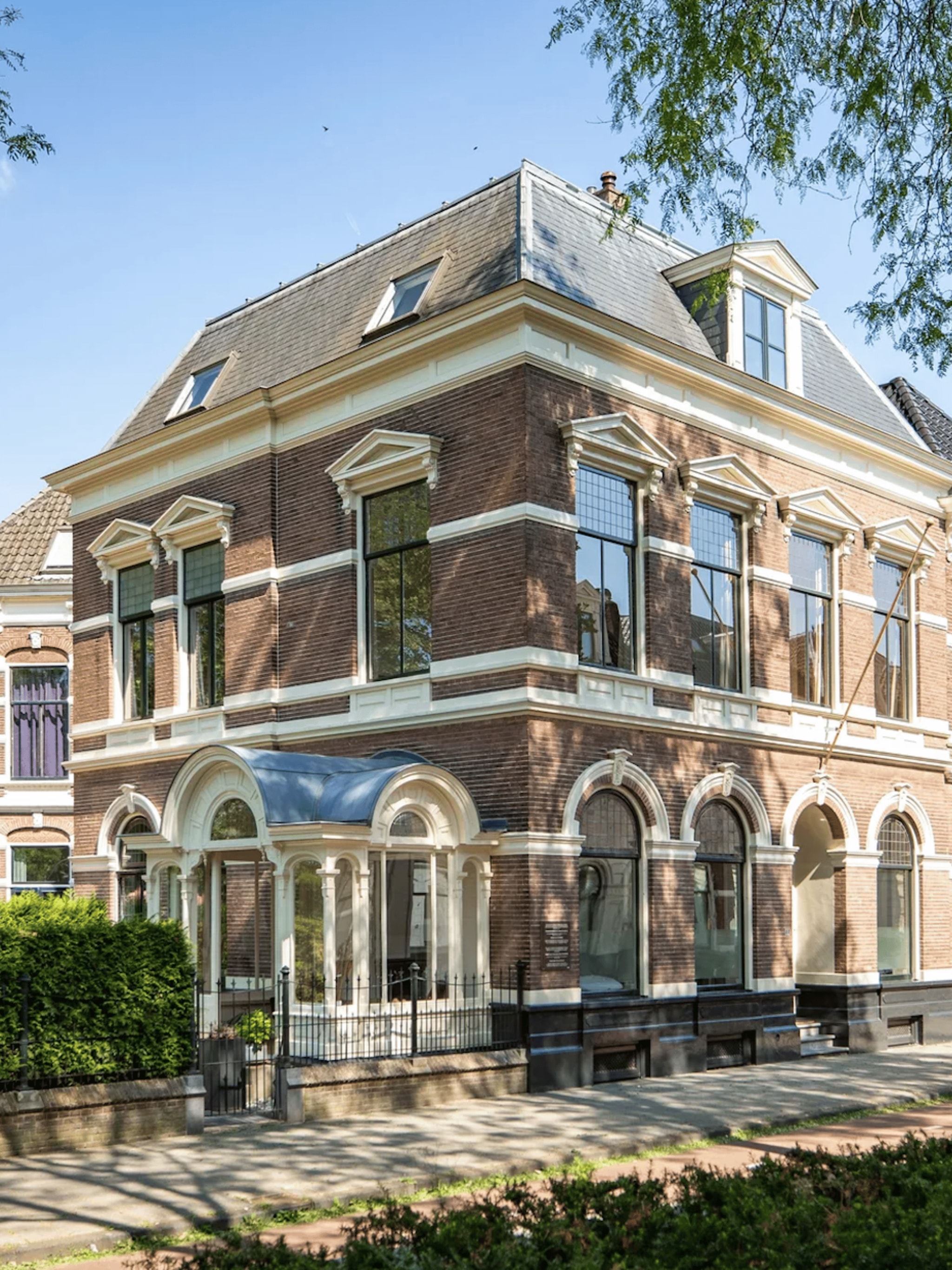 gespot stadsvilla uit 1887 met modern klassiek interieur vol oogstrelende details
