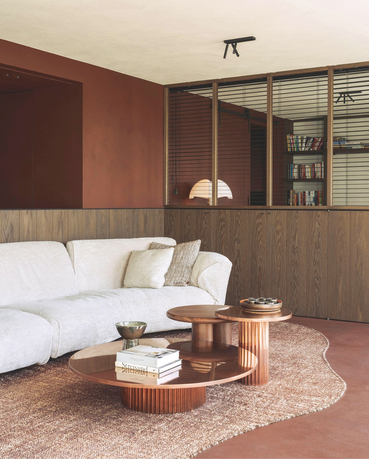 Koperen salontafels Baxter. Bank Edra. Witte lamp Martinelli Luce. Schaal gemaakt door een van de bewoners. stijlvol wonen 7-2025 | fotografie Tijs Vervecken