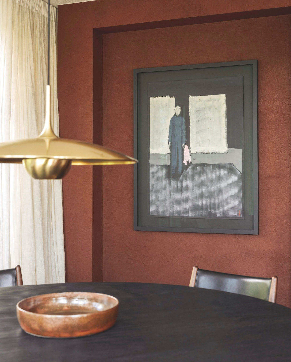 Eettafel Benoit Viaene. Lamp Onos 55 van Florian Schulz. Schaal gemaakt door een van de bewoners. Schilderij gekocht in Portugal. stijlvol wonen 7-2025 | fotografie Tijs Vervecken