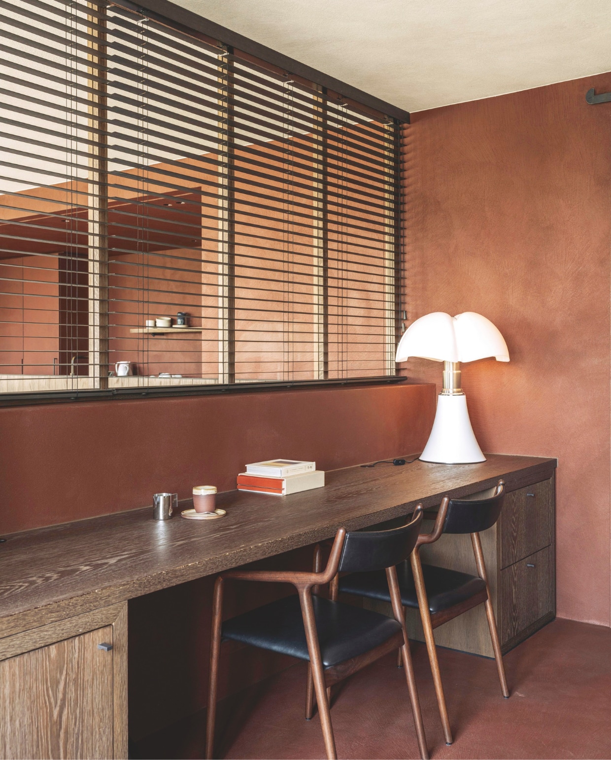 Eikenhouten bureau op maat gemaakt. Stoelen Miyazaki. Tafellamp Martinelli Luce. stijlvol wonen 7-2025 | fotografie Tijs Vervecken