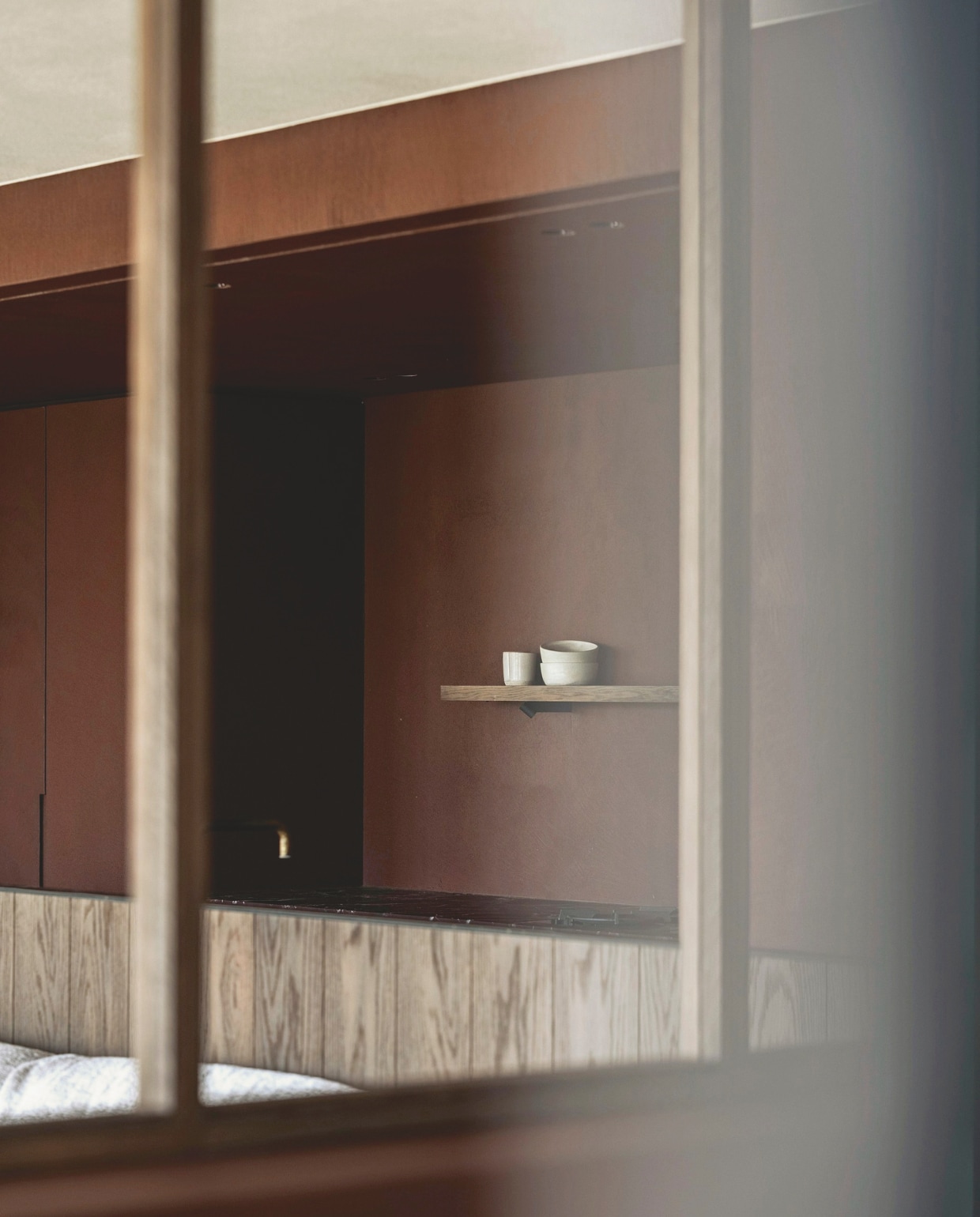 De werkkamer geeft uitzicht op de woonkamer en is te transformeren tot logeerkamer. stijlvol wonen 7-2025 | fotografie Tijs Vervecken