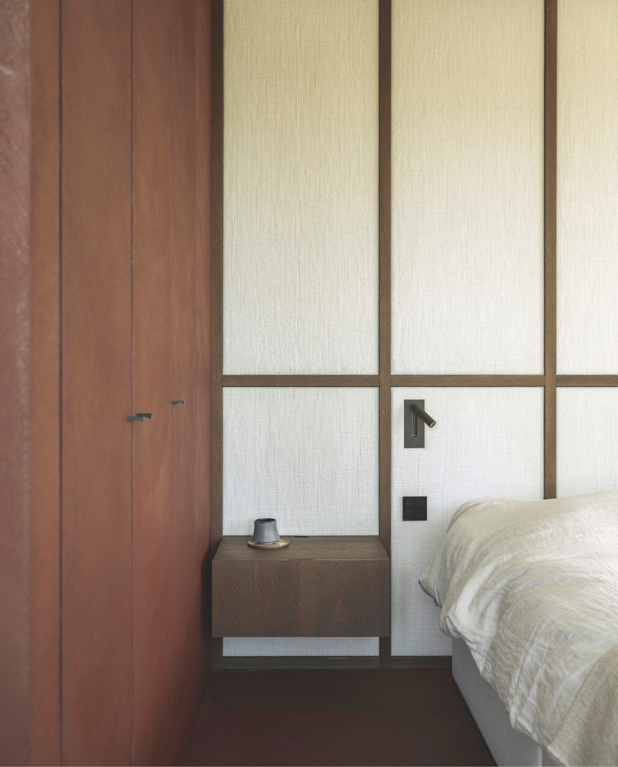 Inbouwkasten,  eikenhouten frame en eikenfineer nachtkastje op maat gemaakt. stijlvol wonen 7-2025 | fotografie Tijs Vervecken