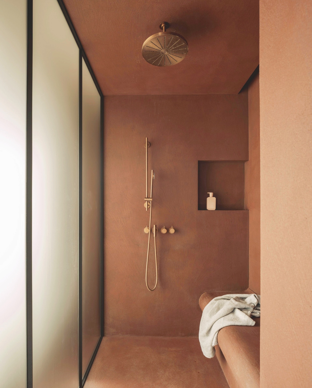 Koperen kranen Vola. stijlvol wonen 7-2025 | fotografie Tijs Vervecken