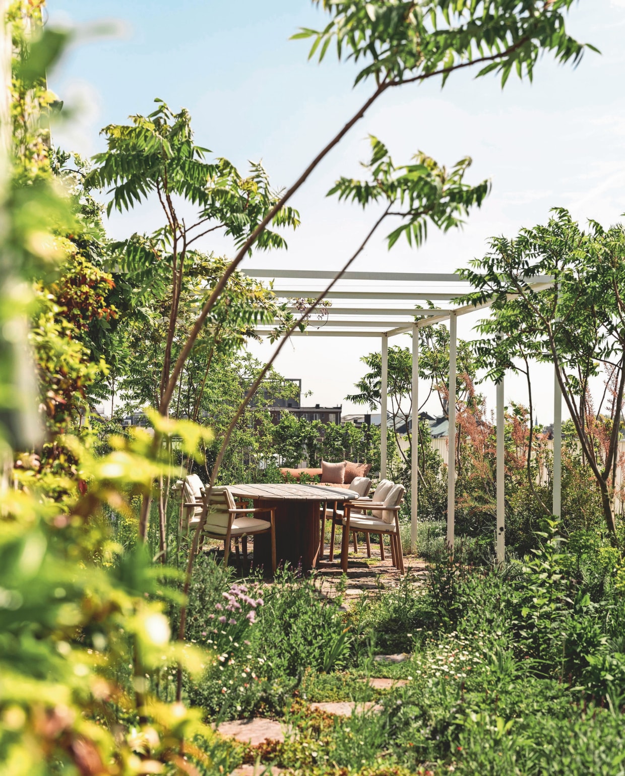 Tafel Fontein & Bova. Stoelen Tribù. stijlvol wonen 7-2025 | fotografie Tijs Vervecken