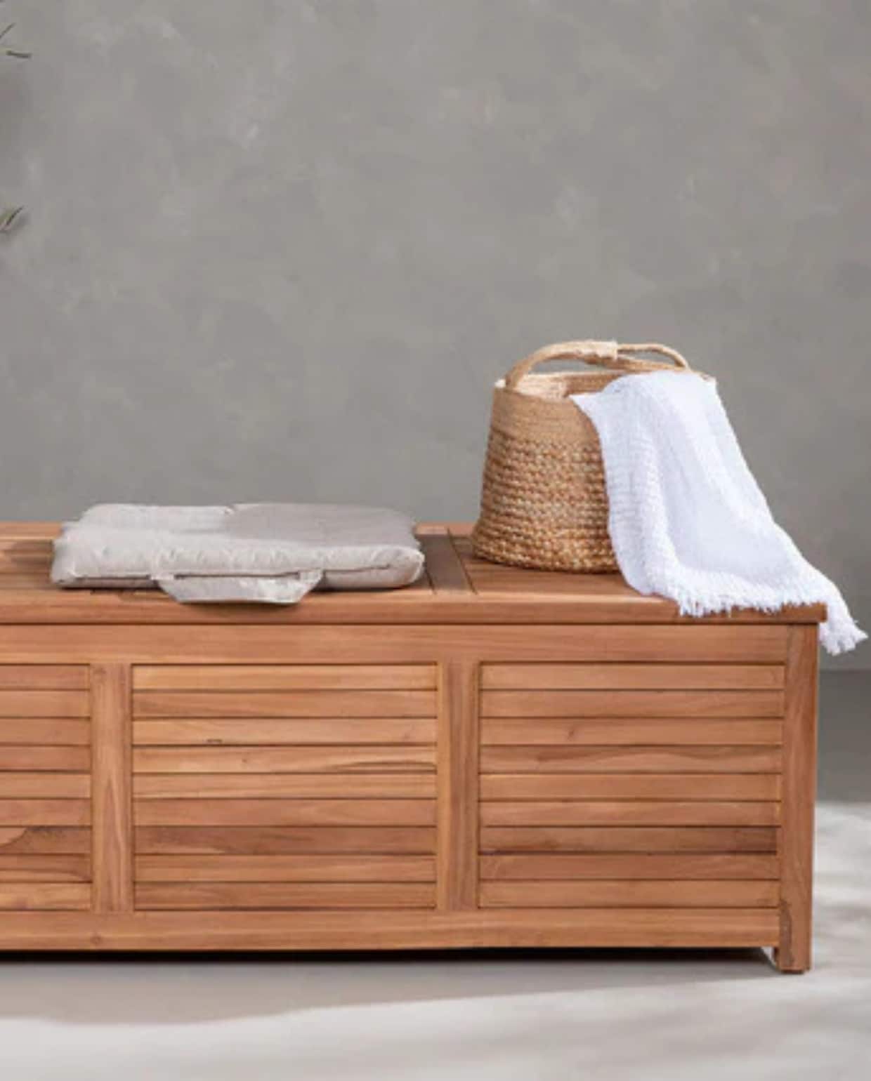 Shop op shop.vtwonen.nl: Rebellenclub opbergbox kussen Halon, teakhout, naturel, 130x70 cm € 889,-. Rebellenclub