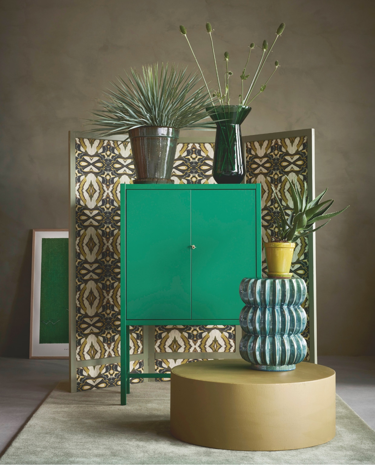 > Lab Paint kalkverf, Limited Jade, 1 liter € 66,- (vestingh.nl). Momo Rugs vloerkleed, wol, groen, 240x170 cm € 1595,-, Pstr studio poster Woodblock print III, papier, groen en wit, 70x100 cm € 83,- (shop.vtwonen.nl). Ikea kast Stockholm 2025, hardboard en hout, groen, 80x40x126 cm (lxbxh) € 429,- (ikea.com). Combitex kamerscherm, prijs op aanvraag (com-anders.nl). Polspotten bijzettafel Pumpkin, keramiek, donkergroen € 220,-, vaas Longneck, glas, groen € 190,-(polspotten.nl). By Dennis planten en potten, prijs op aanvraag (bydennis.nl). Rond decoratiestuk privébezit. styling Marianne Luning | fotografie Alexander van Berge