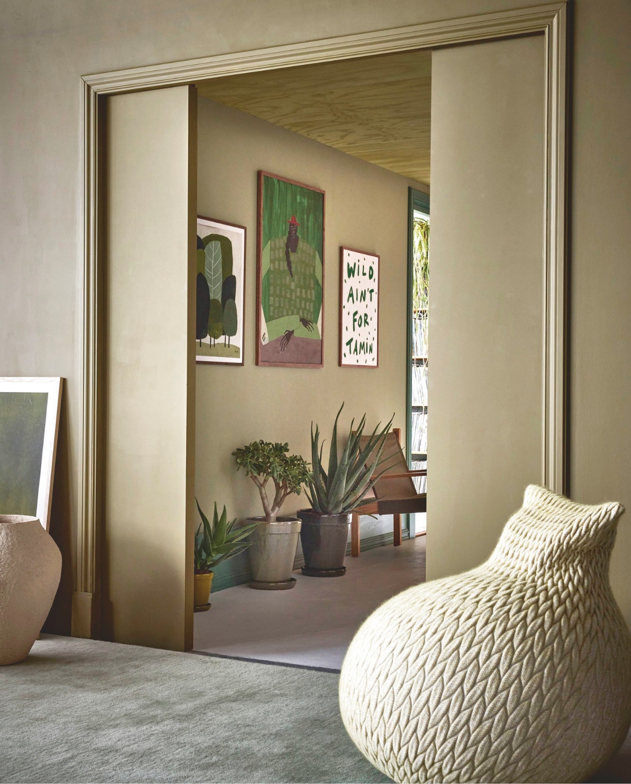 Lab Paint muurverf voorgrond, Hunter, muurverf in de gang, Moss, 1 liter € 56,-, houtverf plinten en kozijnen in gang, Green Cactus, 1 liter € 81,-(vestingh.nl). Casalis poef Slumber, rekbaar textiel, geel € 815,- (casalis.be). HKliving loungestoel Explorer, canvas en hout, groen, 74,5x65x75 cm (bxdxh) € 695,- (hkliving.nl). Pstr Studio poster Grove van Marco Marella, papier, 50x50 cm € 58,-, poster At Peace van Studio Imo, papier, groen, 70x100 cm € 83,-, poster van Das Rotes Rabbit, papier, groen, 50x70 cm € 58,-, Urban Nature Culture pot Sandia xl, papier-maché, zand € 249,- (shop.vtwonen.nl). By Dennis planten en potten, prijs op aanvraag (bydennis.nl). styling Marianne Luning | fotografie Alexander van Berge