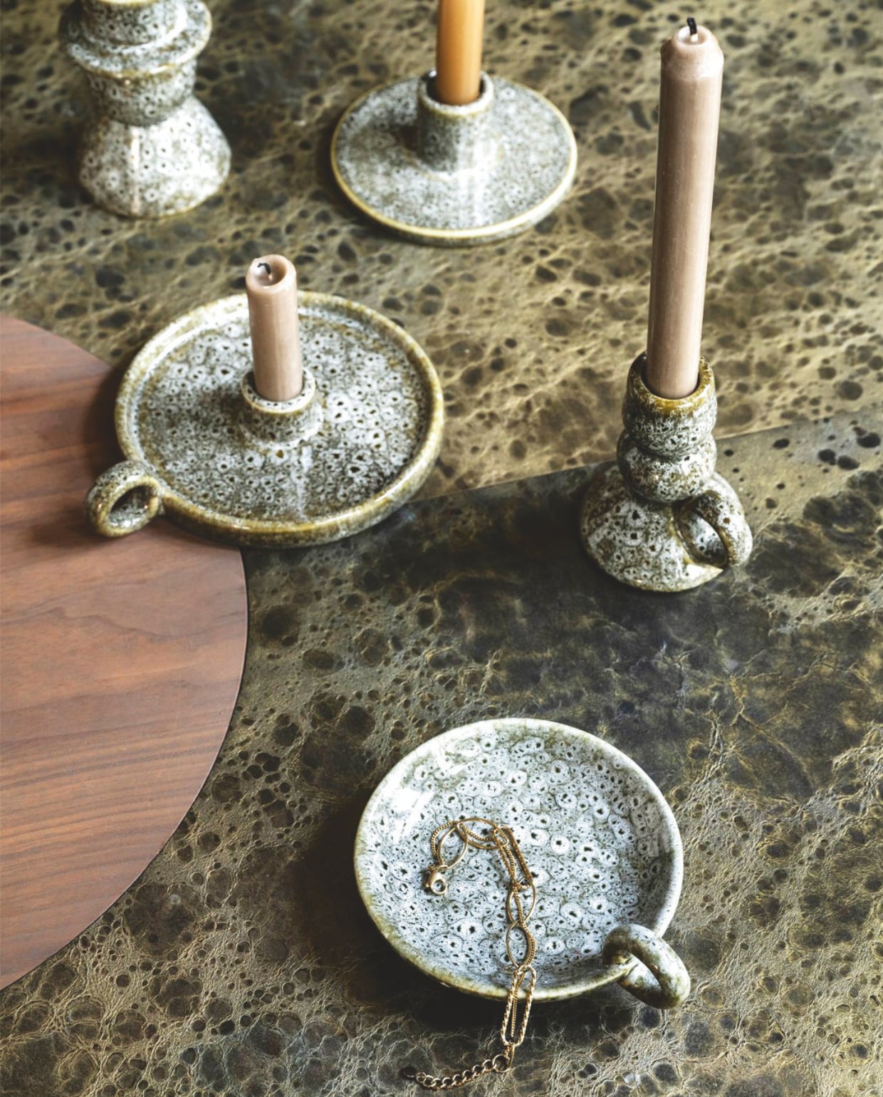 vtwonen kandelaars, keramiek, groen, diverse varianten vanaf € 8,95. Overig privébezit. vtwonen 9-2025 | styling Sanne Ketelaar | fotografie Stan Koolen