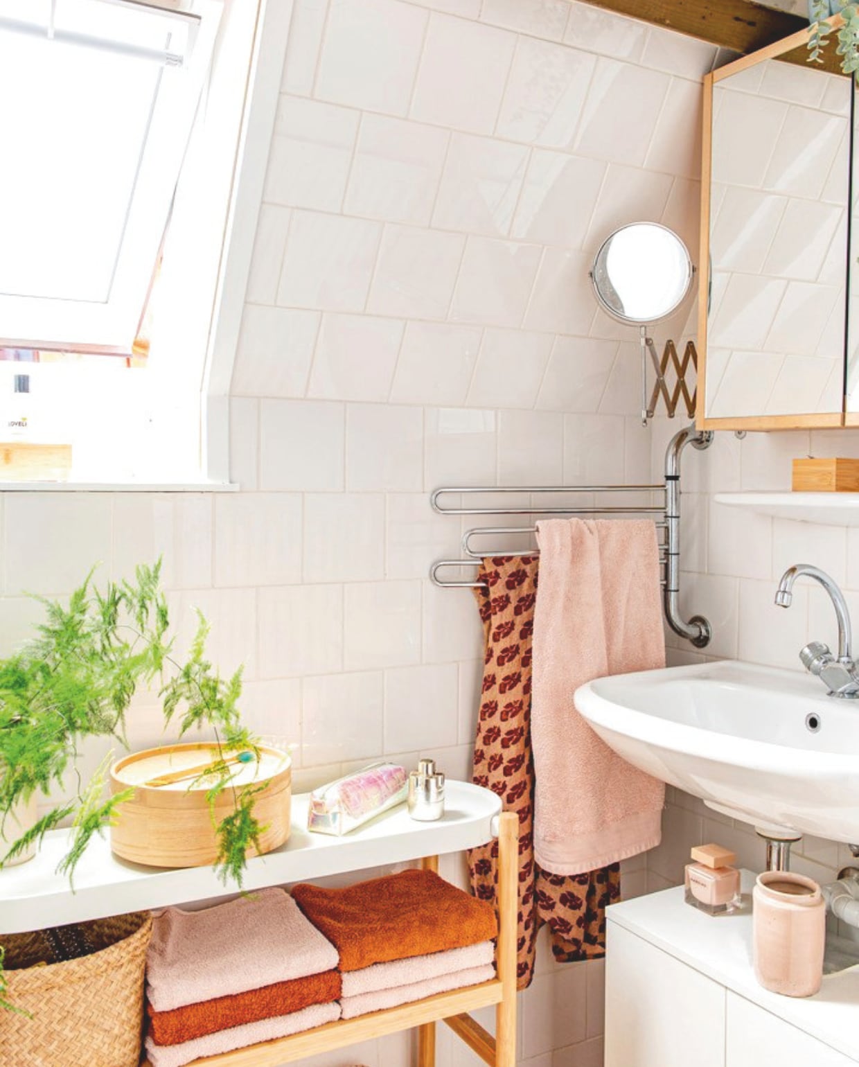 Houten rek, houten bak en mand Ikea, kimono van Atelier Pragt. vtwonen DIY-special | styling Jeske Weel | fotografie Caroline Coehorst