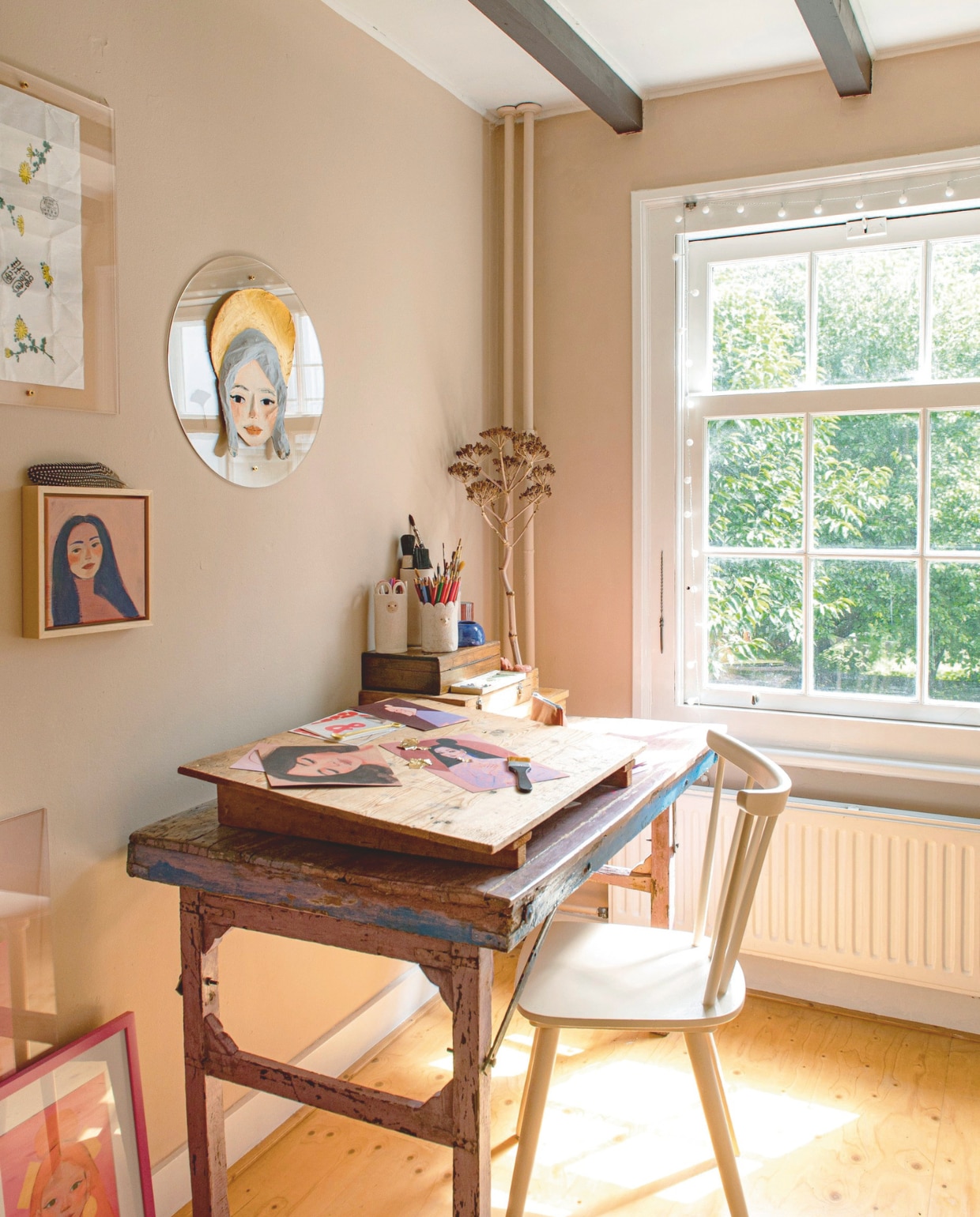 Indiase markttafel Vintage Adventures, tekenplank van opa, stoel uit ouderlijk huis. Muurverf Setting Plaster van Farrow & Ball. Kunstwerken handgeschept inpakpapier uit Japan en eigen werk, lijsten Frameless van Studio About. vtwonen DIY-special | styling Jeske Weel | fotografie Caroline Coehorst