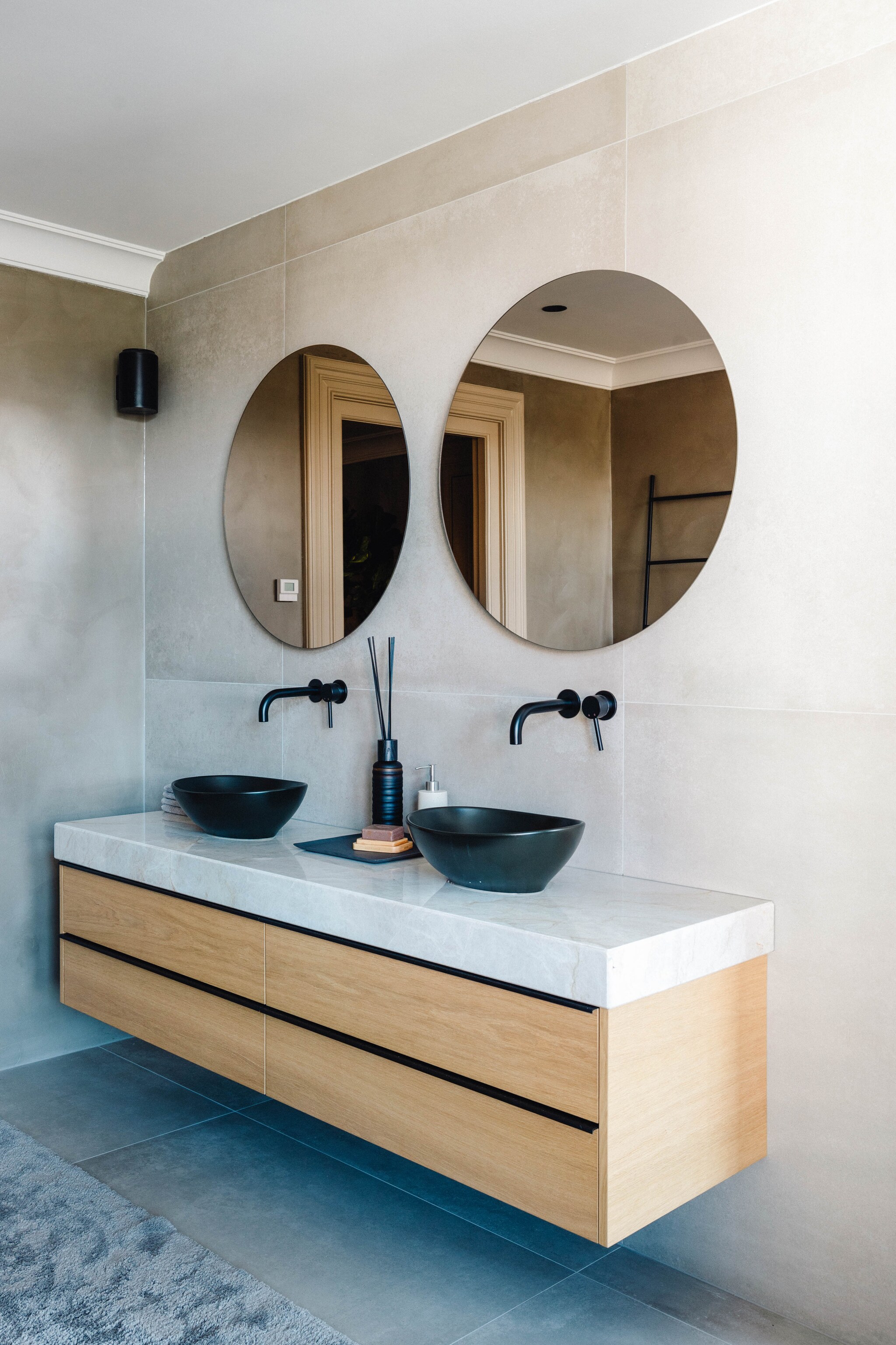 Op maat gemaakt badkamermeubel van hout en natuursteen. Spiegels Deknudt Mirrors. Stijlvol Wonen 9-2025 | fotografie Stie de Neve