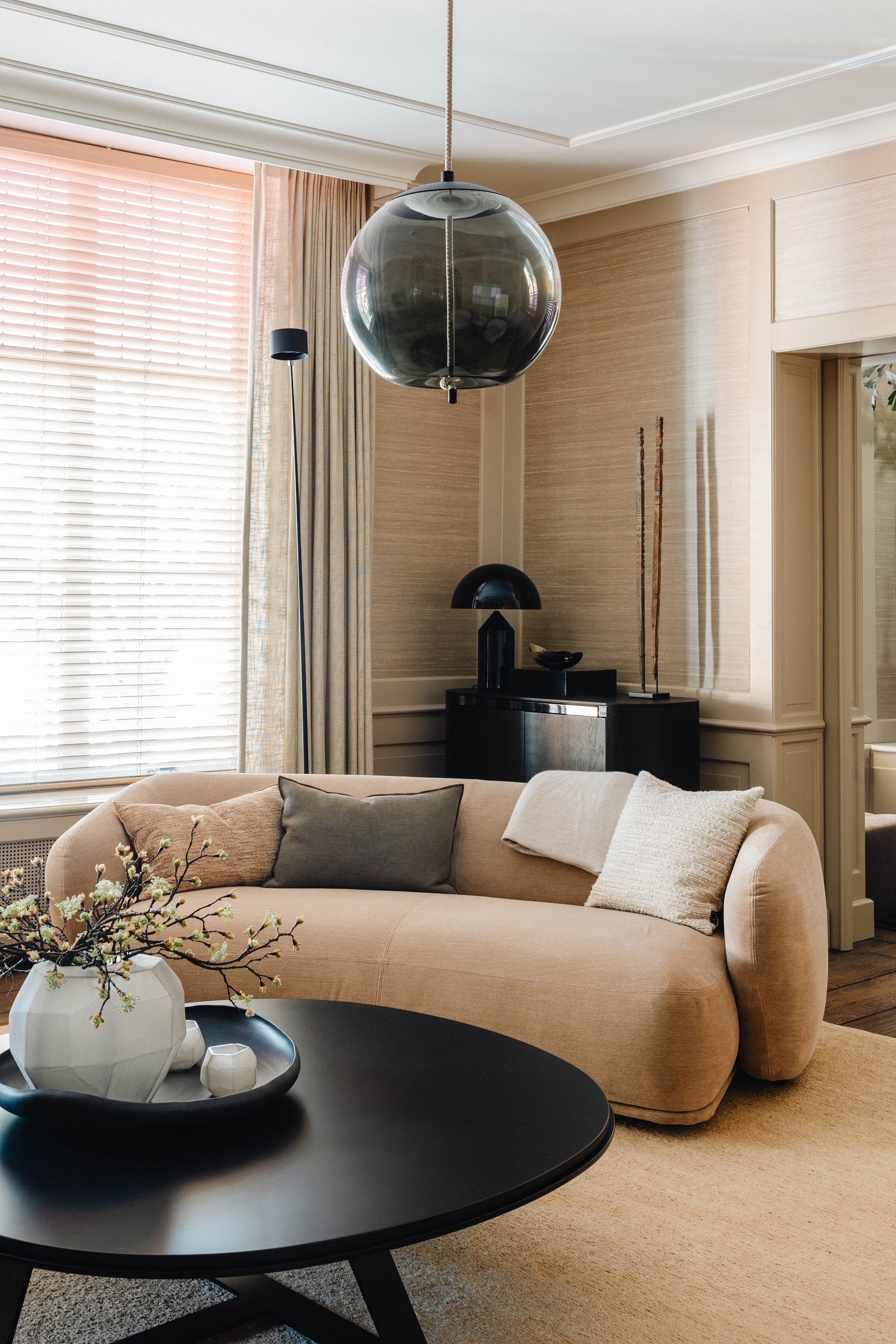 Bank René en salontafel Judd van Meridiani. Vloerlamp Sampei van Davide Groppi. Hanglamp Knot van Brokis. Stijlvol Wonen 9-2025 | fotografie Stie de Neve