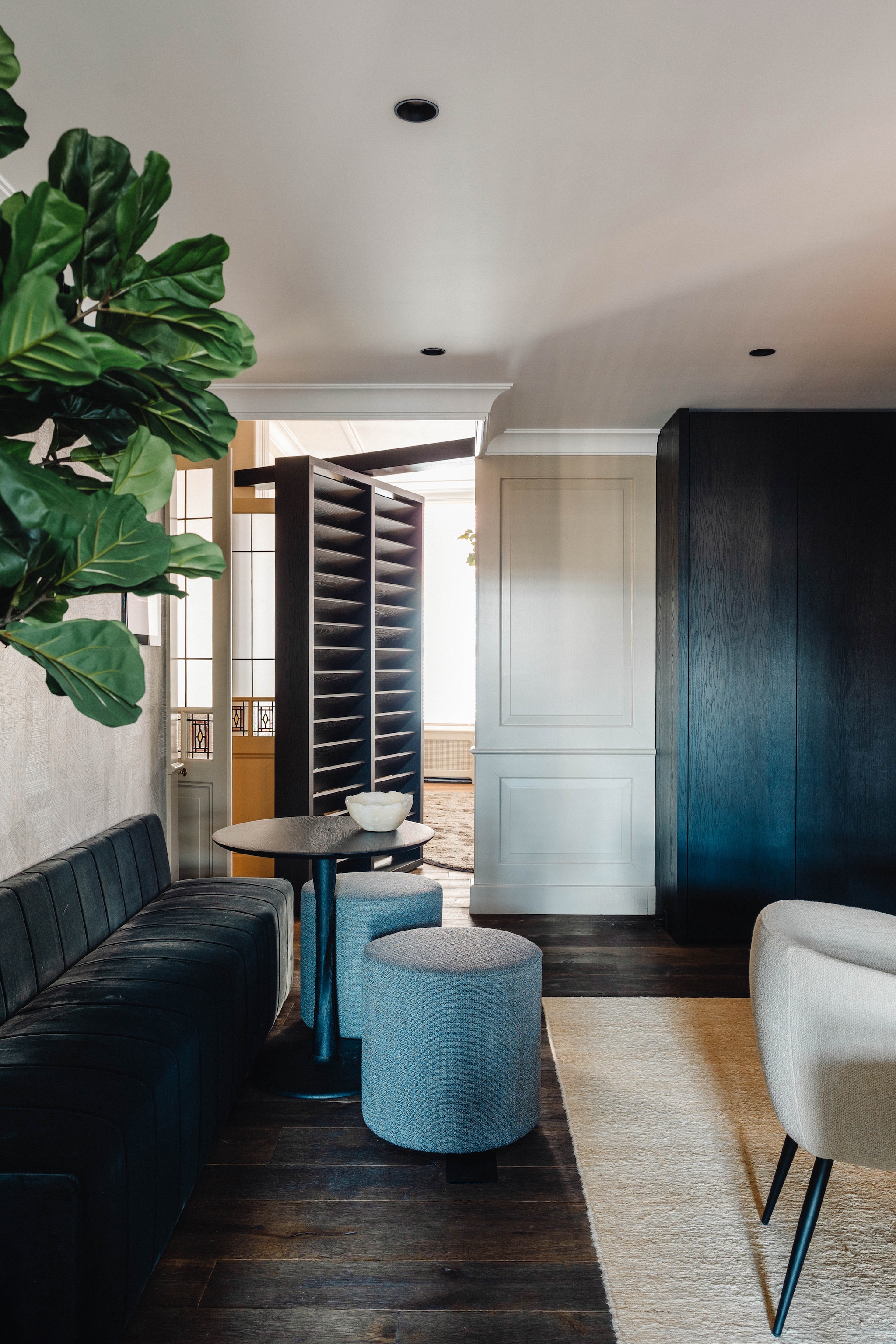 Op maat gemaakte draaideur van donker wengéhout. John liet zich hiervoor inspireren door het interieur van een strandhuis op Ibiza. Stijlvol Wonen 9-2025 | fotografie Stie de Neve