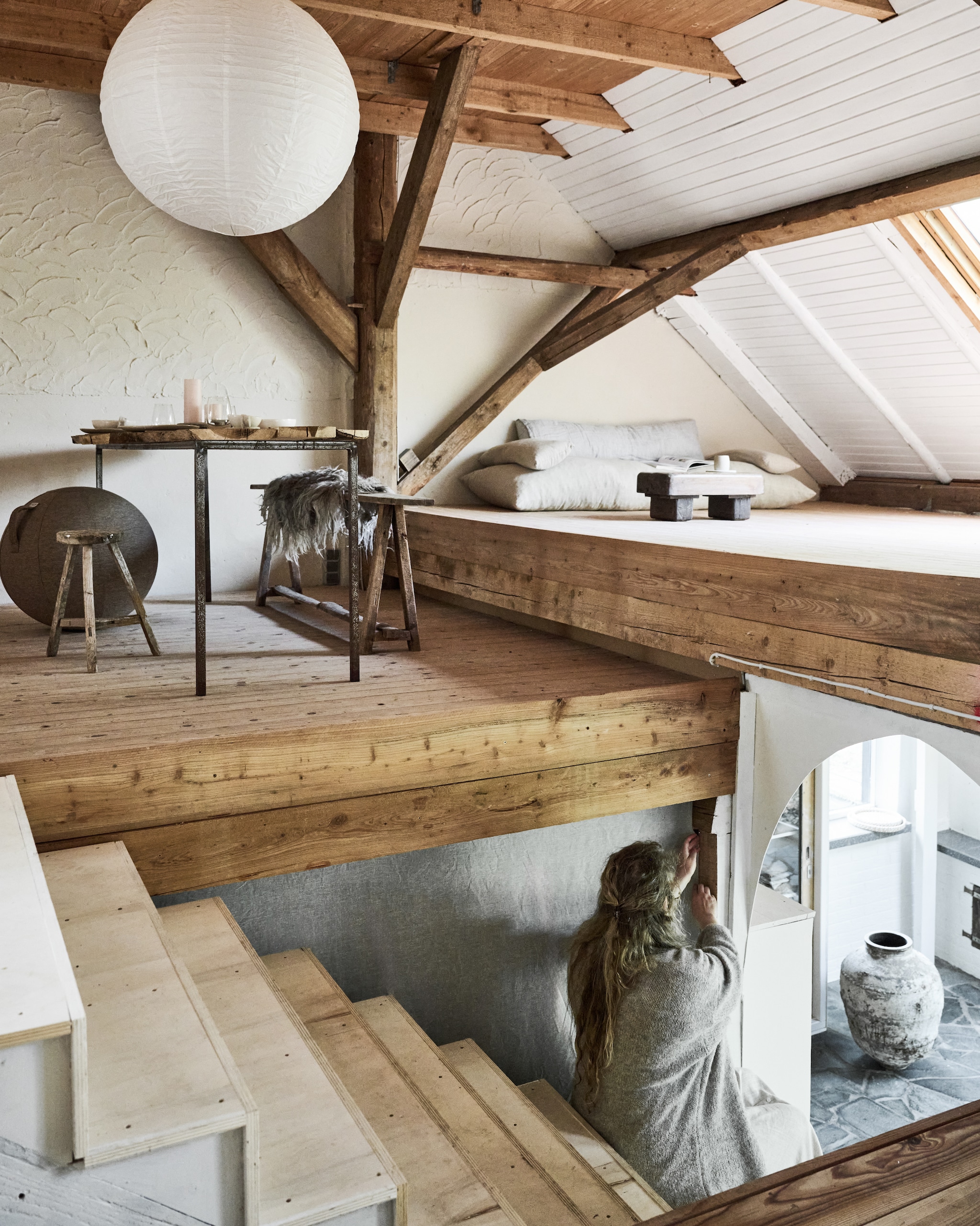 Vloer via houthandel Lippold bouw. Muurverf Ibiza Rush van Lab Paint. Tafel en bank Vacht van Vilt. Krukken kringloop. Bijzettafel gemaakt door de oom van Anke. vtwonen 12-2025 | styling Marianne Luning | fotografie Sjoerd Eickmans