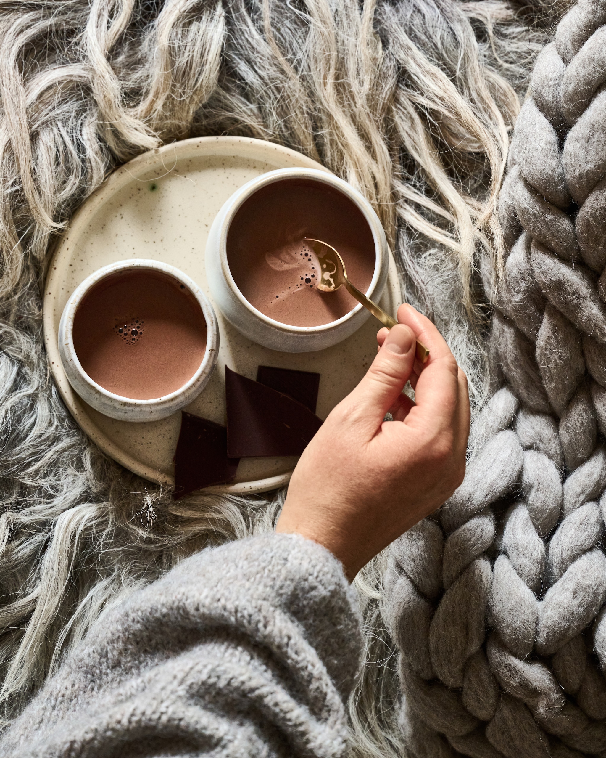 Kleed Vacht van Vilt. Dienblad en kopjes Keramiek by Akm. Lepeltje Hema. vtwonen 12-2025 | styling Marianne Luning | fotografie Sjoerd Eickmans