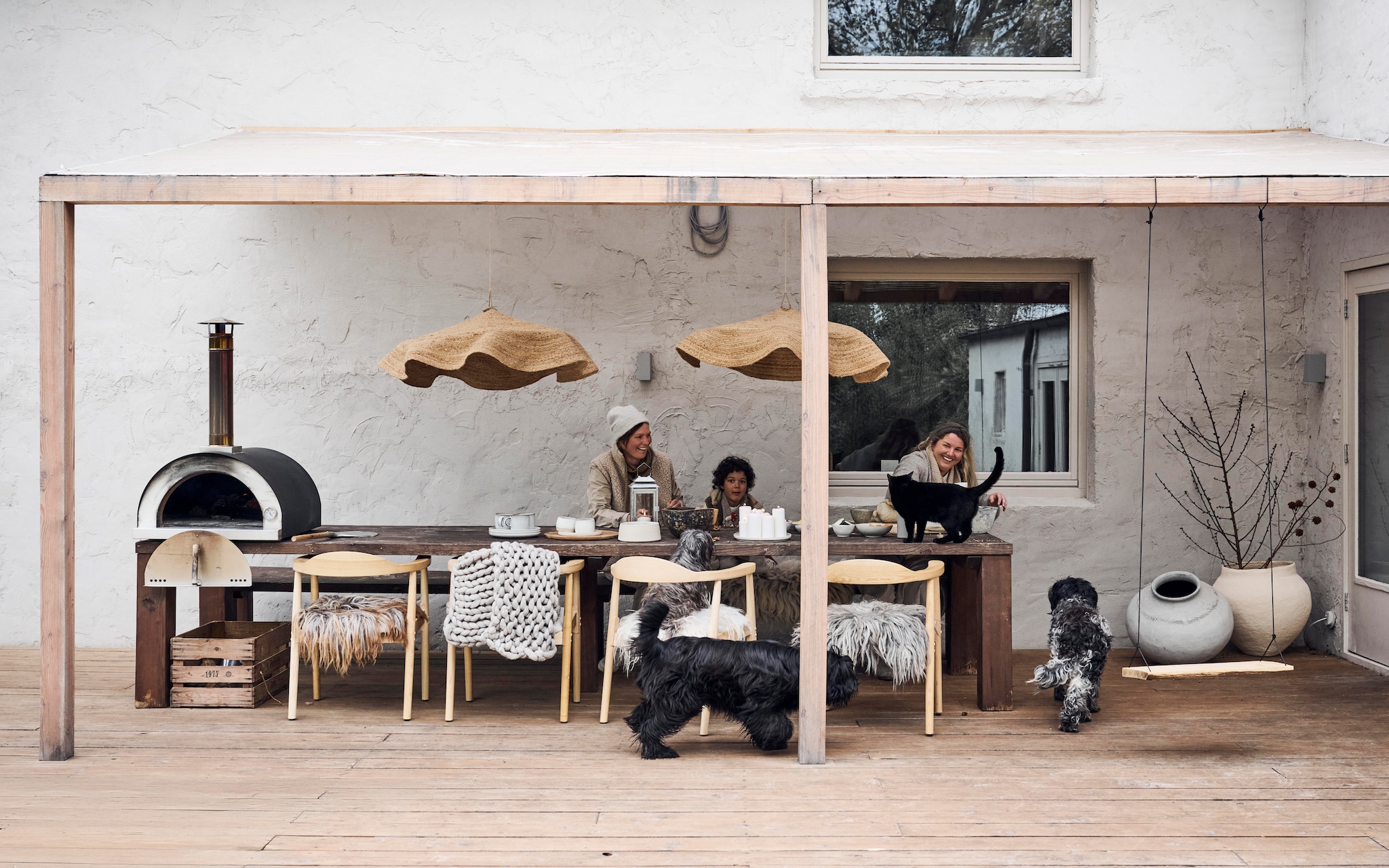 Vloer via houthandel Lippold bouw. Muurverf Mushroom van Lab Paint. Oven Beek pizzaovens. Tafel Inouthout. Rieten hanglamp Vacht van Vilt. vtwonen 12-2025 | styling Marianne Luning | fotografie Sjoerd Eickmans