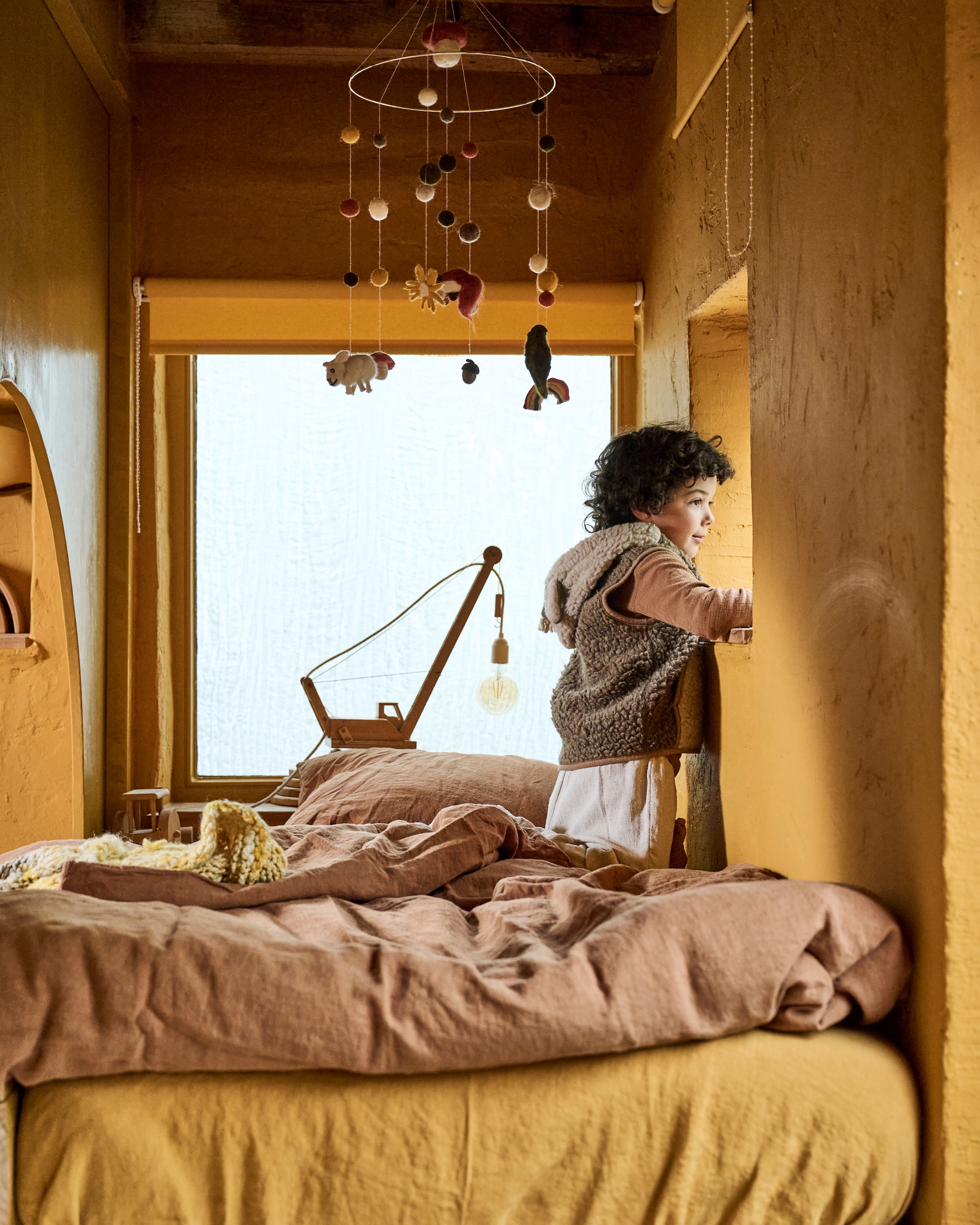 Muurverf Racing Riksja van Lab Paint. Rolgordijnen Hema. Lamp en mobiel Vacht van Vilt. Beddengoed Casa comodo. vtwonen 12-2025 | styling Marianne Luning | fotografie Sjoerd Eickmans