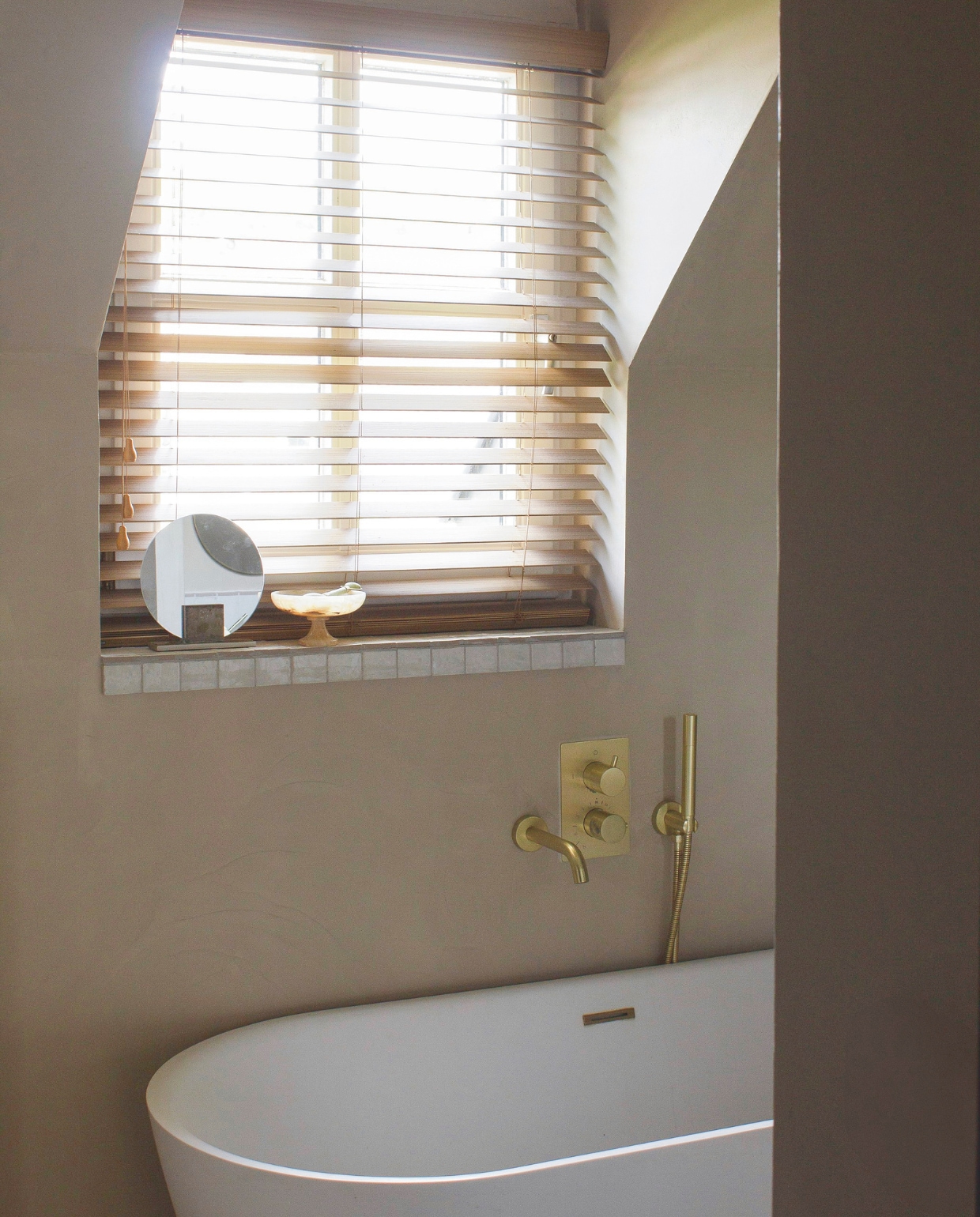 Jaloezieën Veneta, travertin schaaltje tweedehands. vtwonen special DIY 2025 | fotografie Valerie Paas