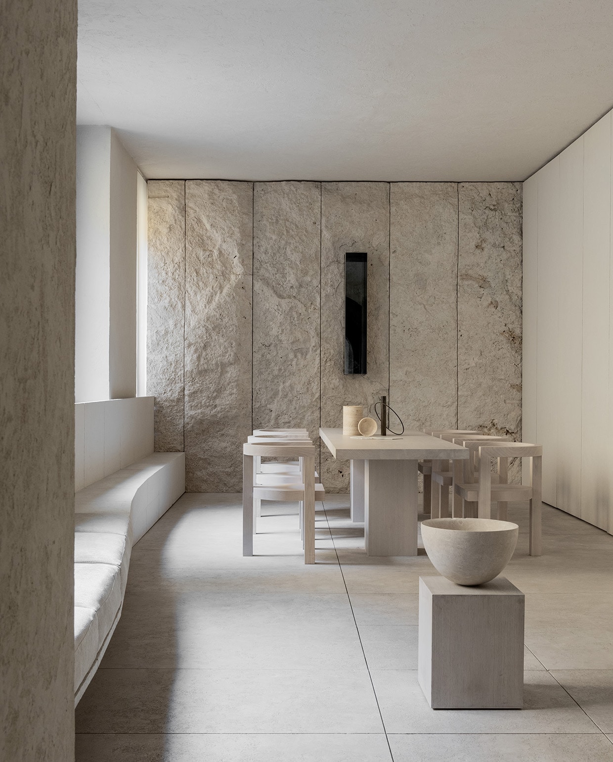 Het huis staat vol met eigen ontwerpen van bewoner Henry Timi, allemaal handgemaakt in Italië.  Stijlvol Wonen 9-2025 | fotografie Nathalie Krag/Living Inside | productie & styling Tami Christiansen