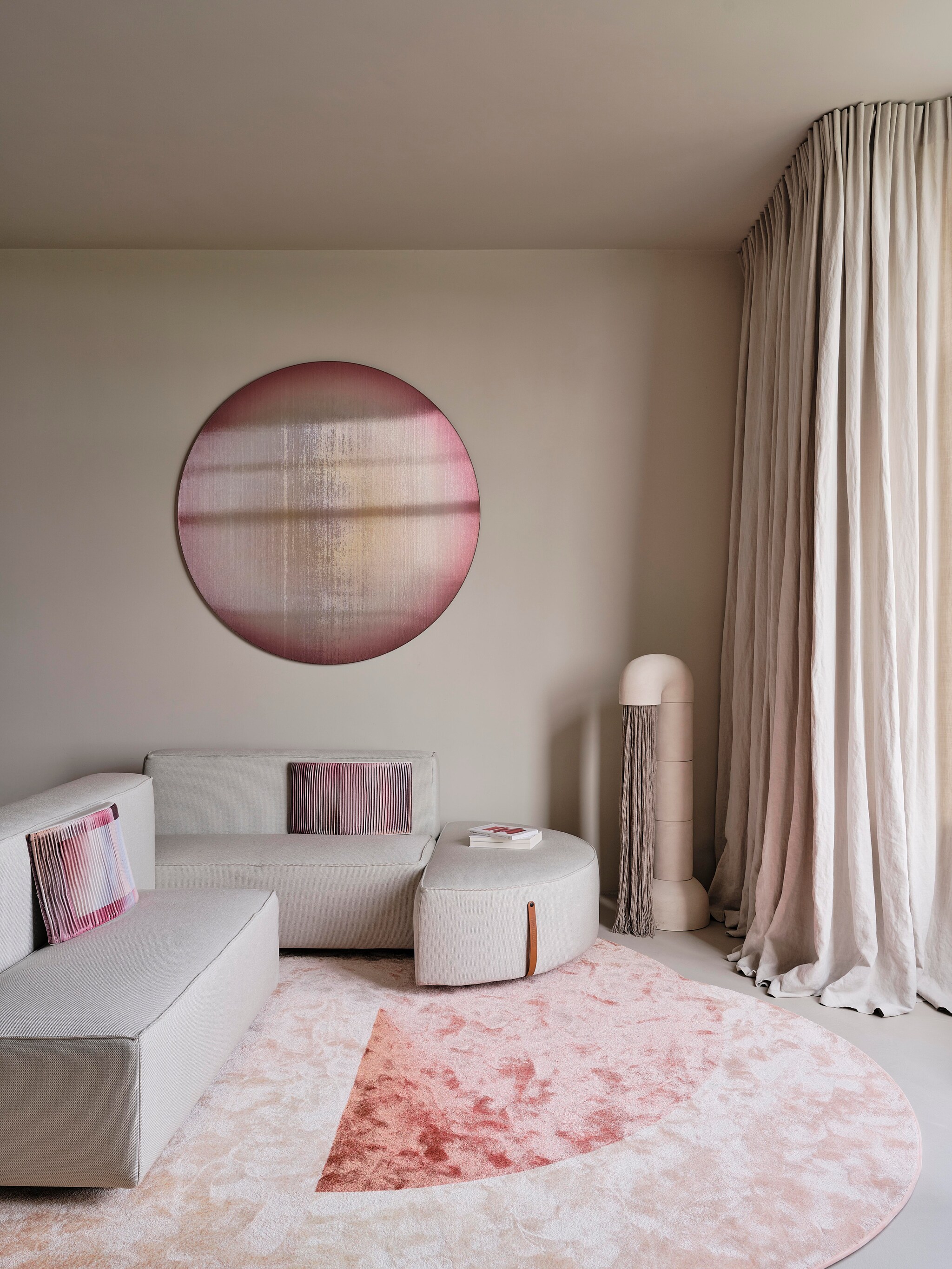Bank Montis. Kussens en linnen gordijnen Evert Groot. Kunstwerk Radiance Reflective is een eigen ontwerp. Sculpturaal lichtobject Elisa Uberti voor Form Editions. Karpet Rive Roshan voor Moooi. Stijlvol Wonen 8-2025 | fotografie & styling Space Content Studio