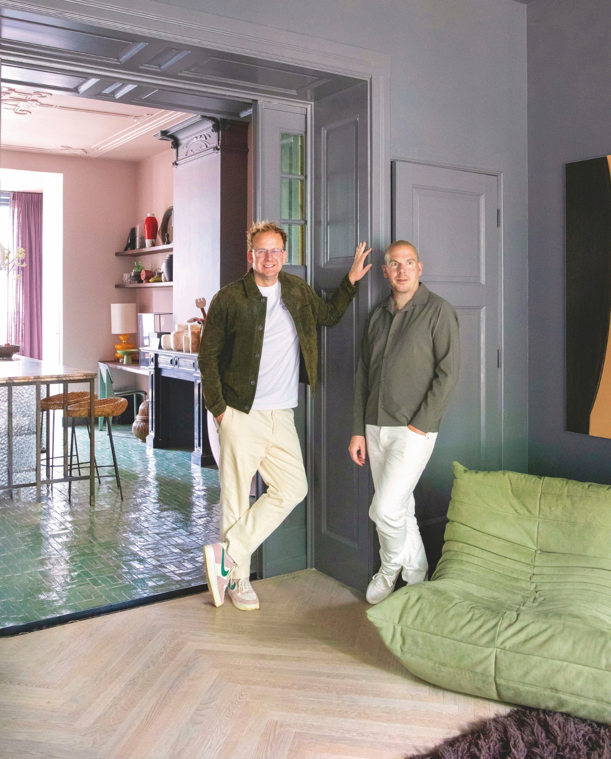 Muurkleur 85% Grafiet van Flexa, bank Togo van Ligne Roset via Drent & van Dijk. vtwonen binnenkijken 09-2025 | styling en fotografie Theo Bert-Pot, Jelle van de Schoor | tekst Britte Kramer