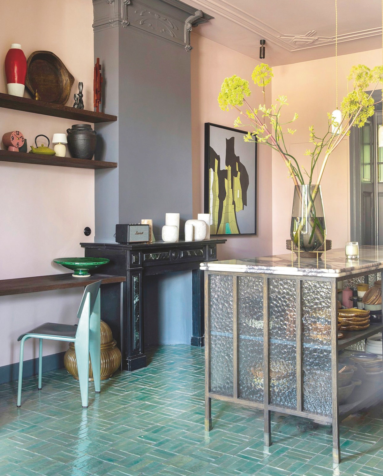 Kleur muren en plafond Fine Plum van Flexa Pure, kleur schouw 85% Grafiet van Flexa, vloer Designtegels. Keukeneiland ontworpen door Form Makers, uitgevoerd door 180 Graden Zuid, marmer Jan Reek natuursteen. Vaas Audo, hanglamp Serax. Stoel Vitra, bakelieten stopcontact De Oude Schakelaar, wandplanken Wandplankshop. Zwarte pot Zara Home, vaas Hella Jongerius via Drent & van Dijk, kunstwerk Jennifer Huyer. vtwonen binnenkijken 09-2025 | styling en fotografie Theo Bert-Pot, Jelle van de Schoor | tekst Britte Kramer