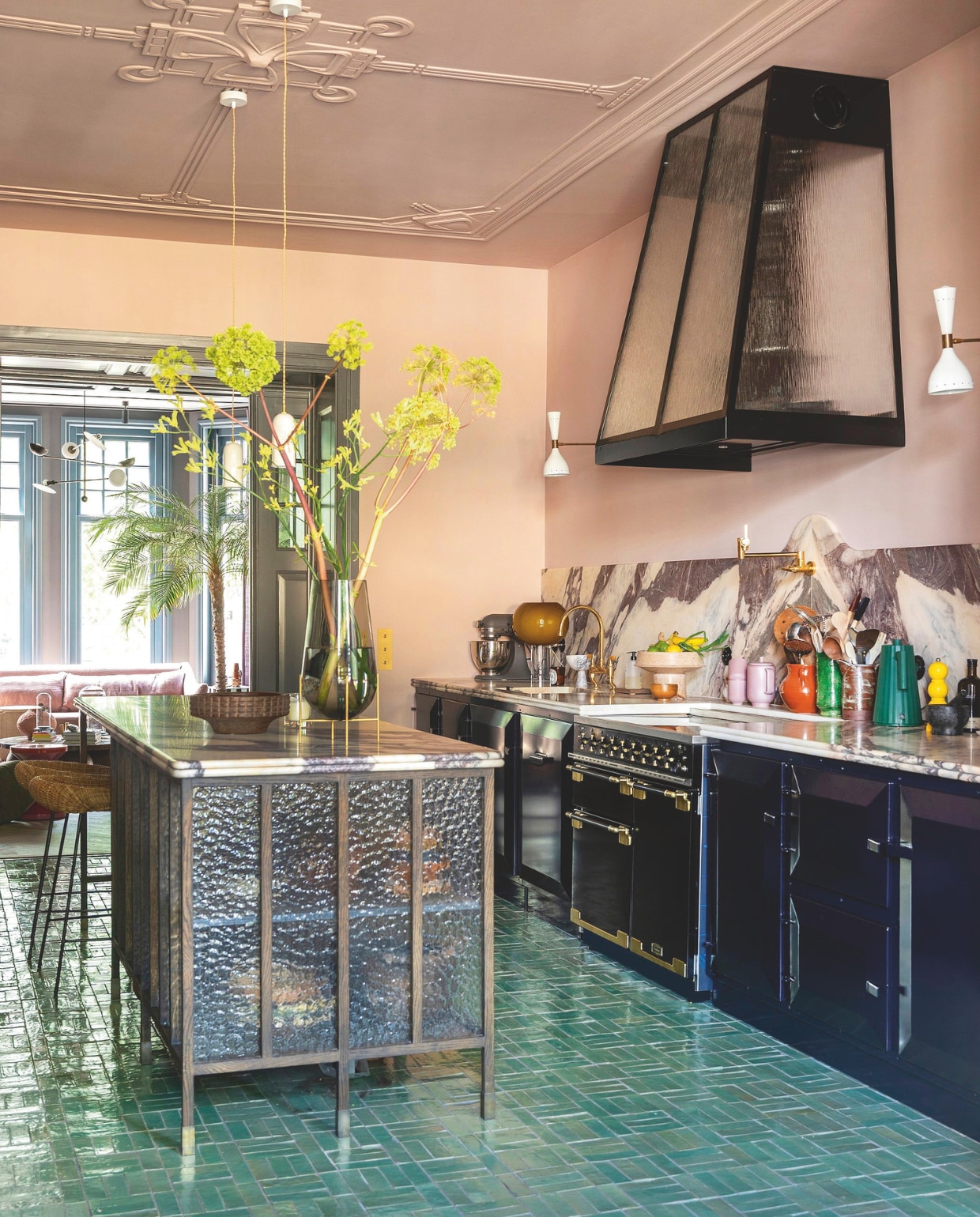 Kleur plafond en muren Fine Plum van Flexa Pure, vloer Designtegels, keuken en afzuigkap Martens & Dochters, fornuis Falcon, marmer Jan Reek natuursteen. Wandlampen Etsy, tafellamp met gele kap Foscarini. Keukeneiland ontworpen door Form Makers, uitgevoerd door 180 Graden Zuid, barkrukken HKliving, schaal Zara Home, vaas Audo. vtwonen binnenkijken 09-2025 | styling en fotografie Theo Bert-Pot, Jelle van de Schoor | tekst Britte Kramer