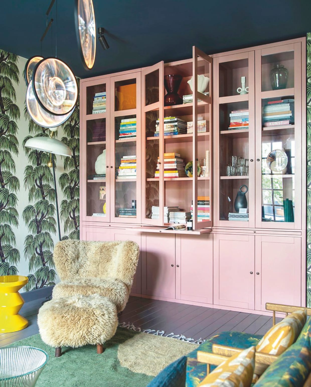 Roze kast op maat 123kast.nl. Hanglamp DCW Editions via Flow Rotterdam. Plafondkleur Nice Night van The Nice Stuff Colours by Flexa x Karwei, behang House of Hackney via Selected Wallpapers. Fauteuil &Tradition, gele kruk Polspotten, vloerkleed Theo-Bert Pot by Karwei. vtwonen binnenkijken 09-2025 | styling en fotografie Theo Bert-Pot, Jelle van de Schoor | tekst Britte Kramer