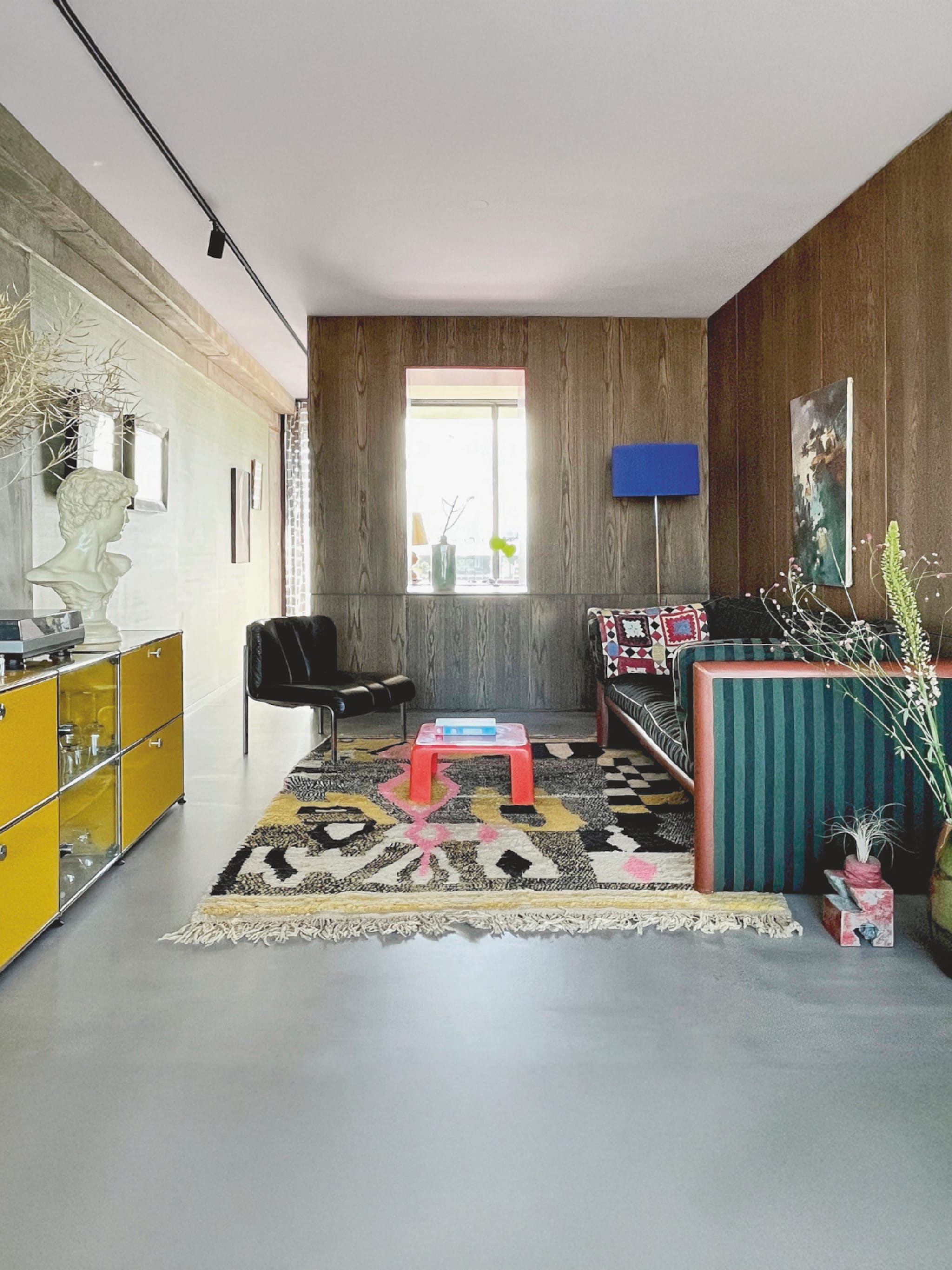 binnenkijken in een kleurrijke loft