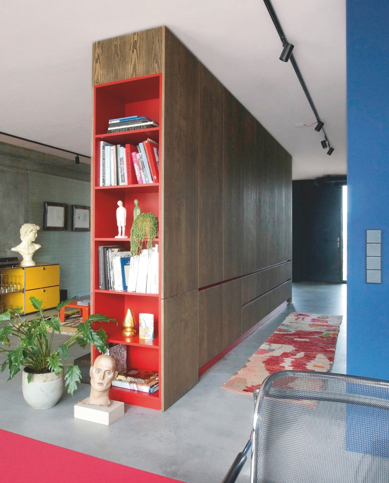 Wees niet bang om kleuren te combineren, maar test ze altijd ter plaatse. Afhankelijk van de lichtinval lijken ze koeler of warmer. Stijlvol Wonen 8-2025 | Styling & Fotografie Bart Wigger | Tekst Evelien Roels