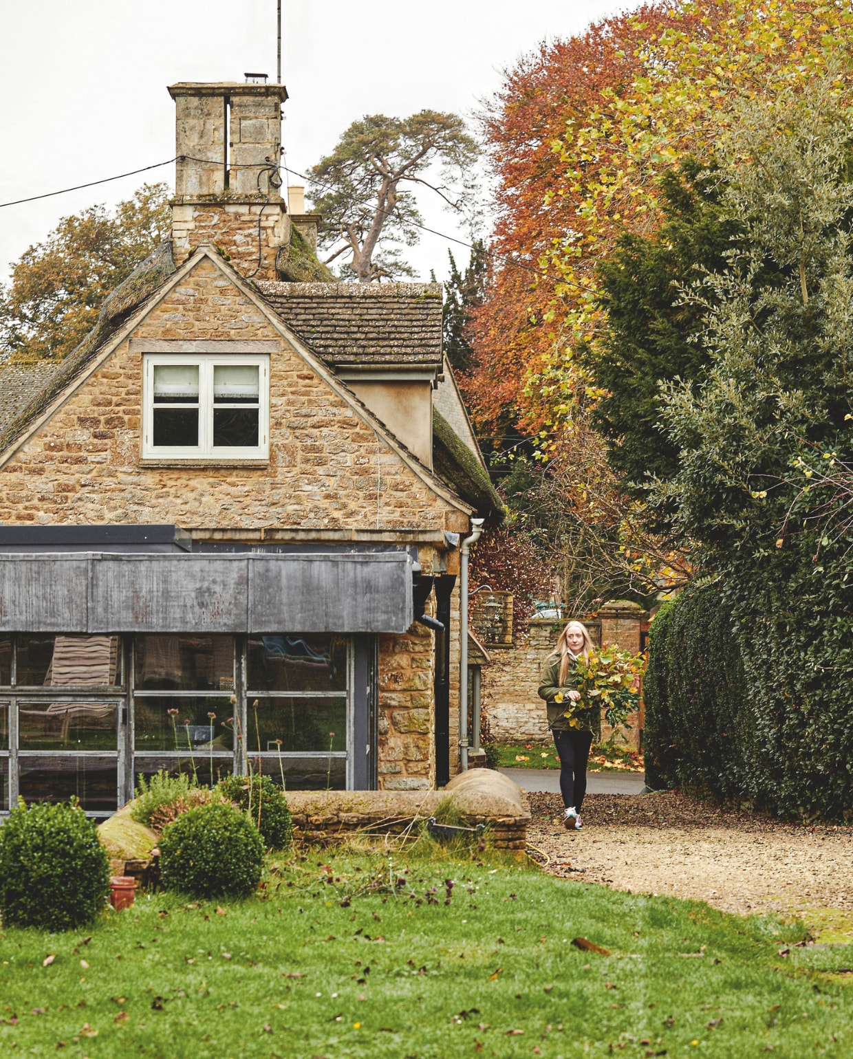 Caitlins deels rietgedekte cottage van Cotswold-steen is op zijn mooist in het najaar, omgeven door herfstkleuren. Fotografie Brent Darby  | Tekstbewerking Anneleen Peeters | Productie Living Inside