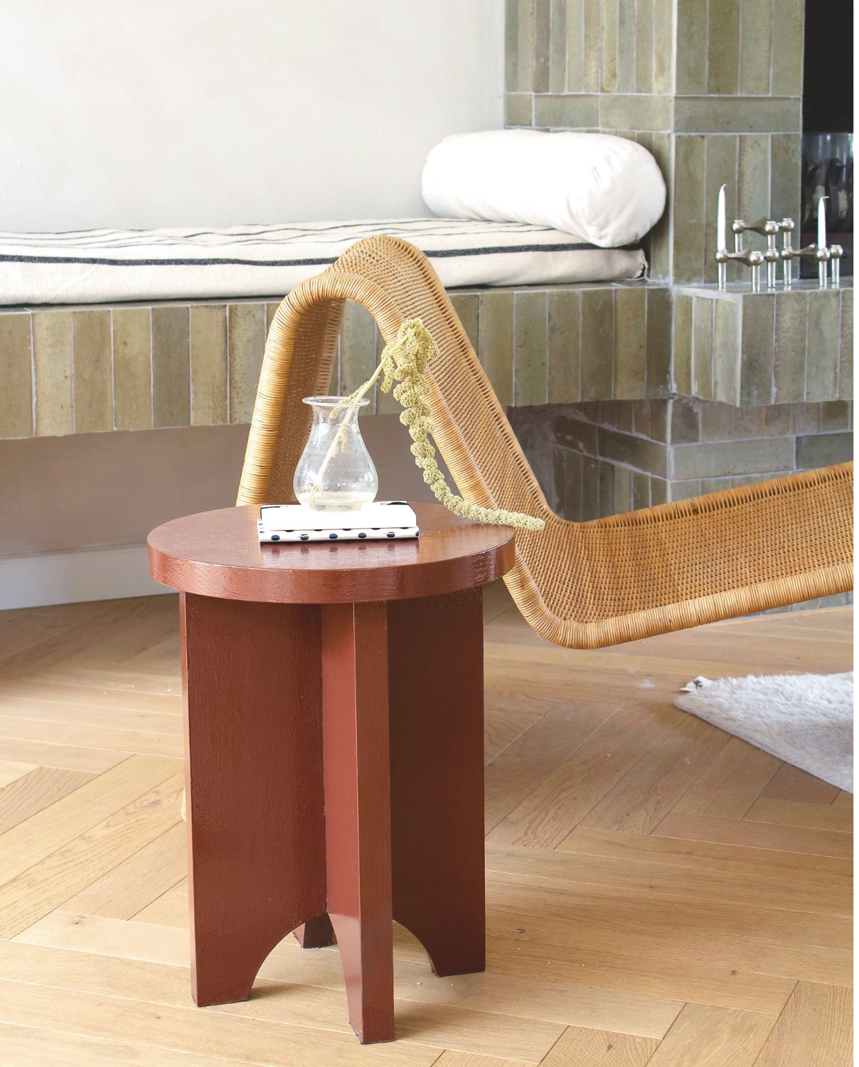 Vintage fauteuil Hestra van Ikea. Vaasje kringloop. Tegels Lume Musk van Marazzi via Tegelfabriek. Overig privébezit. vtwonen 10-2025 | styling & fotografie Valerie Paas